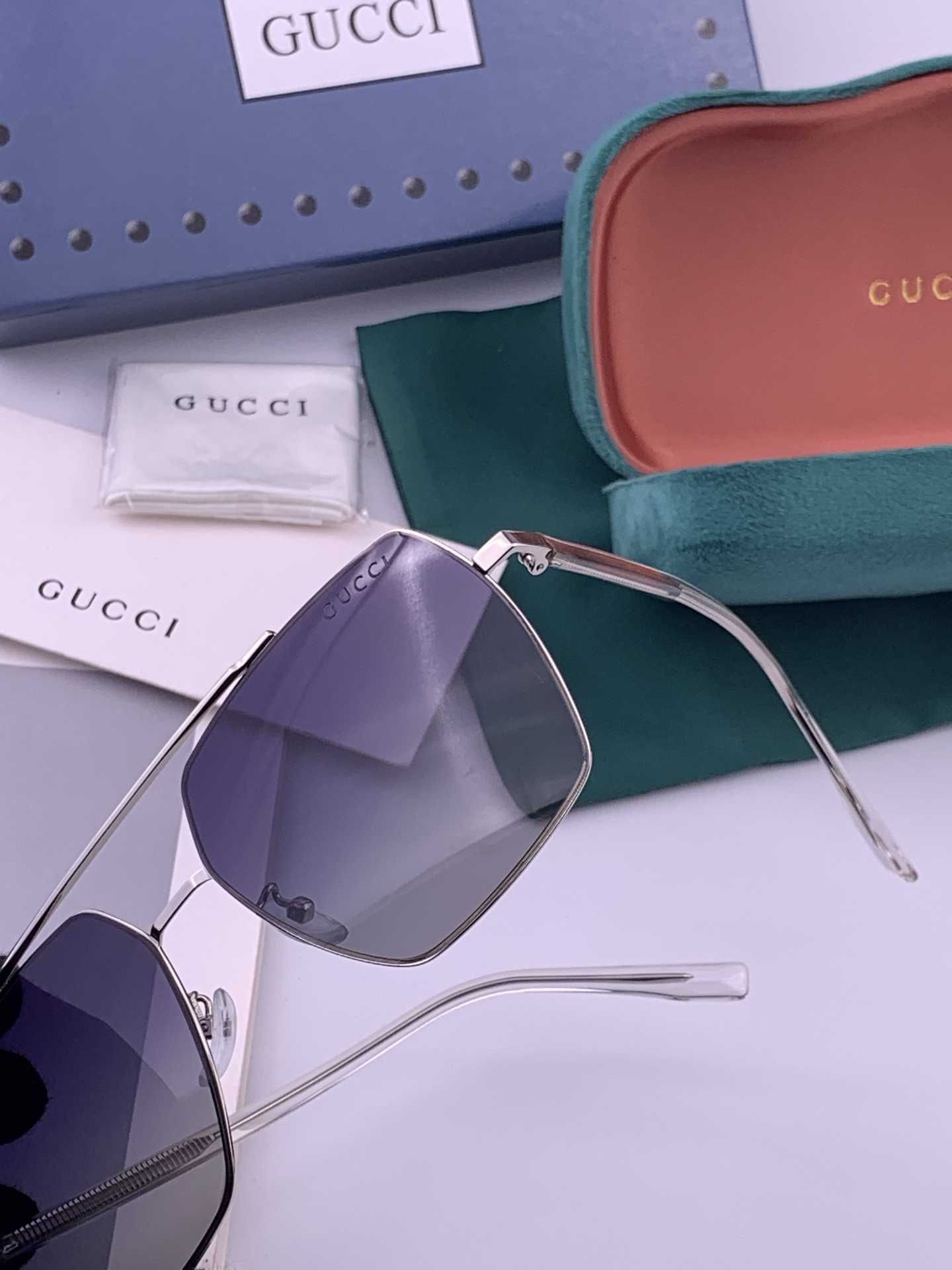 Gucci 男款炫彩飞行员偏光太阳镜 ❤️材质：高清尼龙加厚卡槽高清偏光镜片 🌹无边框镜架💕颜👍型号：G