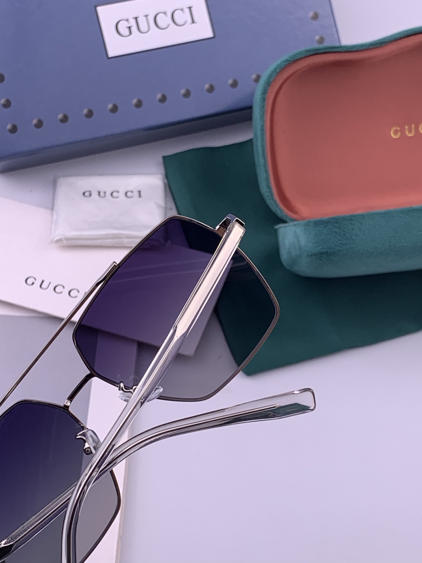 Gucci 男款炫彩飞行员偏光太阳镜 ❤️材质：高清尼龙加厚卡槽高清偏光镜片 🌹无边框镜架💕颜👍型号：G