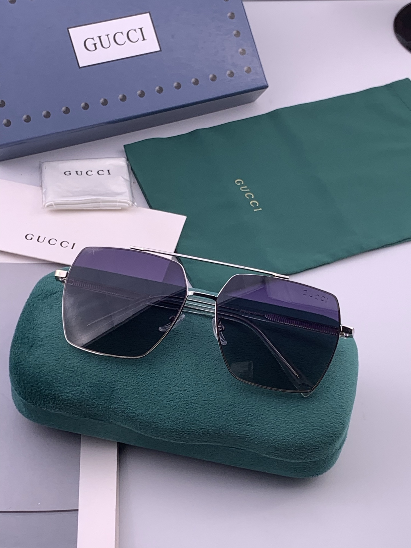 Gucci 男款炫彩飞行员偏光太阳镜 ❤️材质：高清尼龙加厚卡槽高清偏光镜片 🌹无边框镜架💕颜👍型号：G
