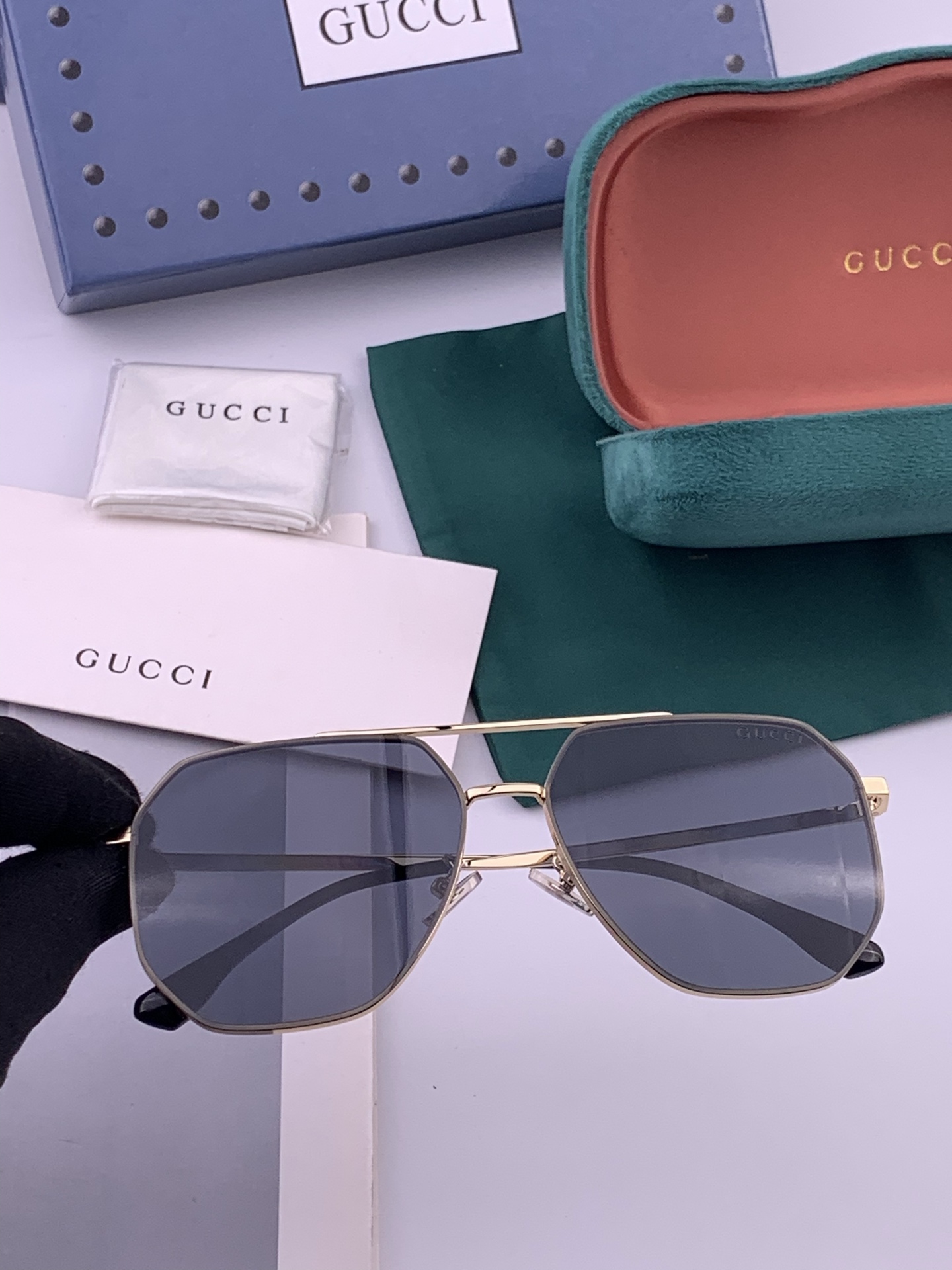 GUCCI 男款炫彩飞行员偏光太阳镜 ❤️材质：高清尼龙加厚卡槽高清偏光镜片 🌹无边框镜架💕颜👍型号：G