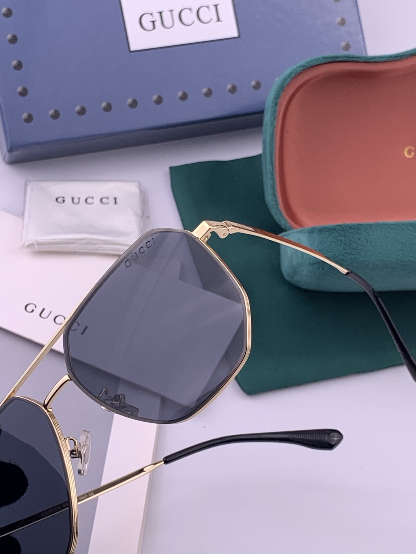 GUCCI 男款炫彩飞行员偏光太阳镜 ❤️材质：高清尼龙加厚卡槽高清偏光镜片 🌹无边框镜架💕颜👍型号：G