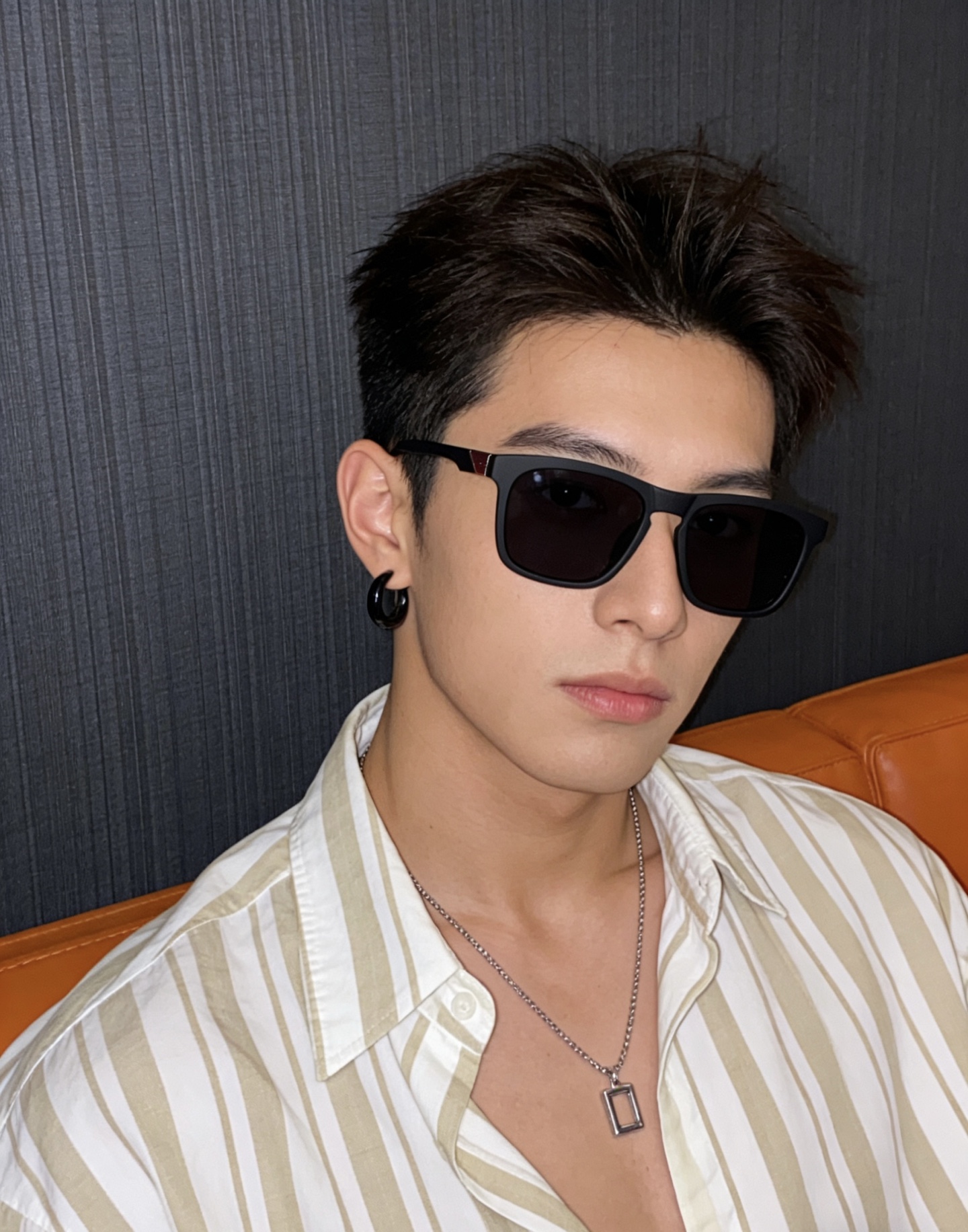 NO:824903,65 Prada square frame polarized sunglasses. The sunglasses have a classic square frame design, which does not matter the shape of your face. It looks very elegant whether paired with a coat or a dress. It prevents ultraviolet rays. Model model 5516 glasses, sunglasses, sunglasses, glasses, prada, skirts1986090965 普拉达 方框偏光太阳镜墨镜经典的方框设计,不挑脸型,无论搭配大衣还是连衣裙都非常显气质 预防紫外线 型号型号5516眼镜墨镜太阳镜,眼镜,prada,skirts,glasses