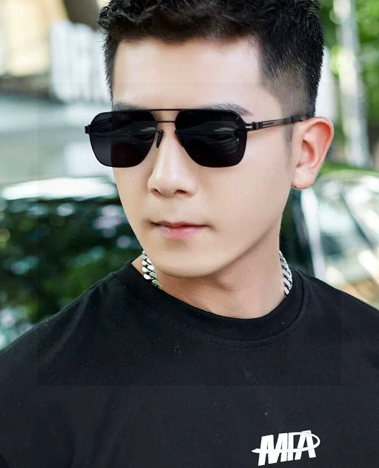 NO:824935,LV's new men's and women's couple's sunglasses, polygonal sunglasses, ip plating, never fade, ultra-light and super elastic, no screws in the whole frame, the most important thing is that they can't be broken, high-definition nylon lenses, exquisite craftsmanship, original materials, casual and not picky sunglasses, super big-name when worn, especially good-looking, a must-have for summer, model L88900 glasses, sunglasses, sunglasses, glasses, louis vuitton19860909LV 新款男女情侣款太阳镜多边形墨镜ip电镀永不褪色 超轻超有弹性整幅眼镜无螺丝重要的是压不坏 高清尼龙镜片、精湛的工艺 原版材料 休闲大气不挑人的一款太阳镜 戴出去超级大牌 特别好看 夏天必备 型号L88900眼镜墨镜太阳镜,眼镜,louis vuitton,glasses