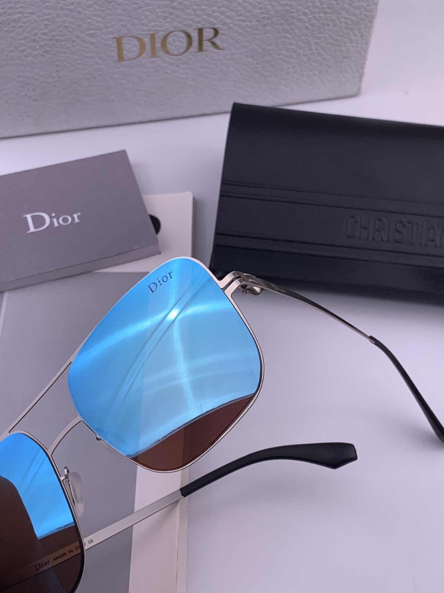 DIOR-迪奥新款男女情侣款太阳iP电镀永不褪色 卖点：超轻超有弹性整幅眼镜无螺丝重要的是压不坏、镜片：