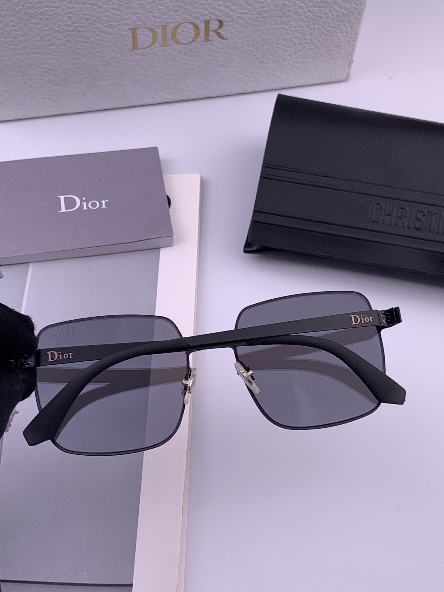 DIOR-迪奥新款男女情侣款太阳iP电镀永不褪色 卖点：超轻超有弹性整幅眼镜无螺丝重要的是压不坏、镜片：