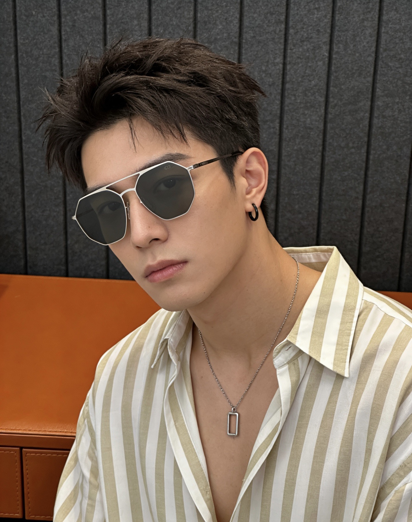 GUCCI  新款男女情侣款太阳iP电镀永不褪色 卖点：超轻超有弹性整幅眼镜无螺丝重要的是压不坏 镜片：