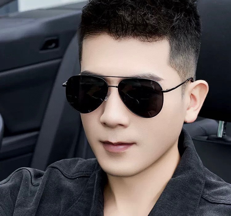 LV 男款炫彩飞行员偏光太阳镜 ❤️材质：高清尼龙加厚卡槽高清偏光镜片 🌹无边框镜架💕颜👍型号：L189