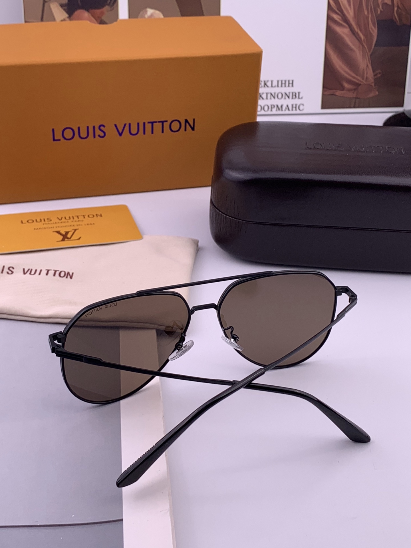 LV 男款炫彩飞行员偏光太阳镜 ❤️材质：高清尼龙加厚卡槽高清偏光镜片 🌹无边框镜架💕颜👍型号：L989