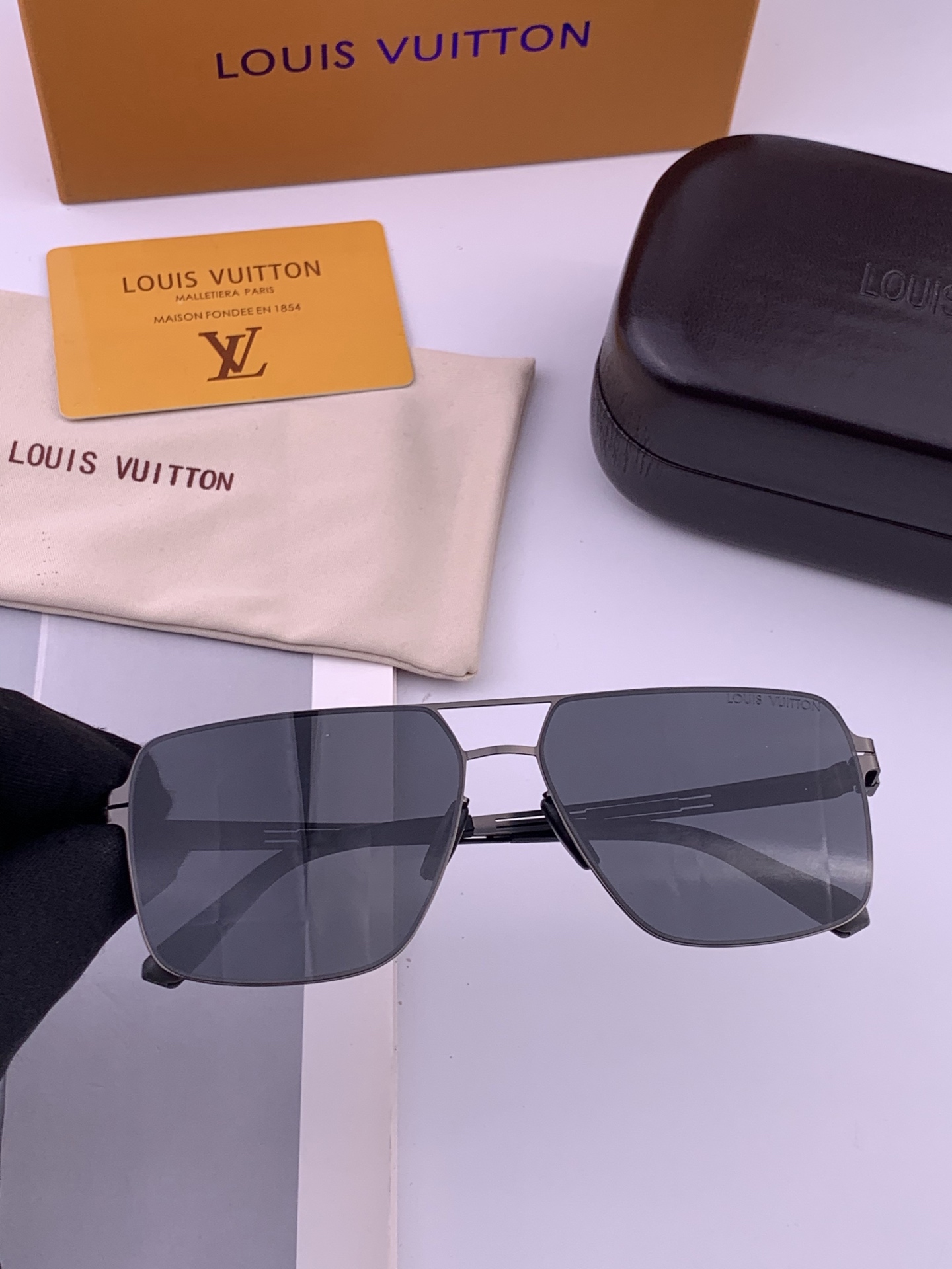 ♦️LV 新款男女情侣款太阳镜多边形墨镜iP电镀永不褪色 超轻超有弹性整幅眼镜无螺丝重要的是压不坏 高清