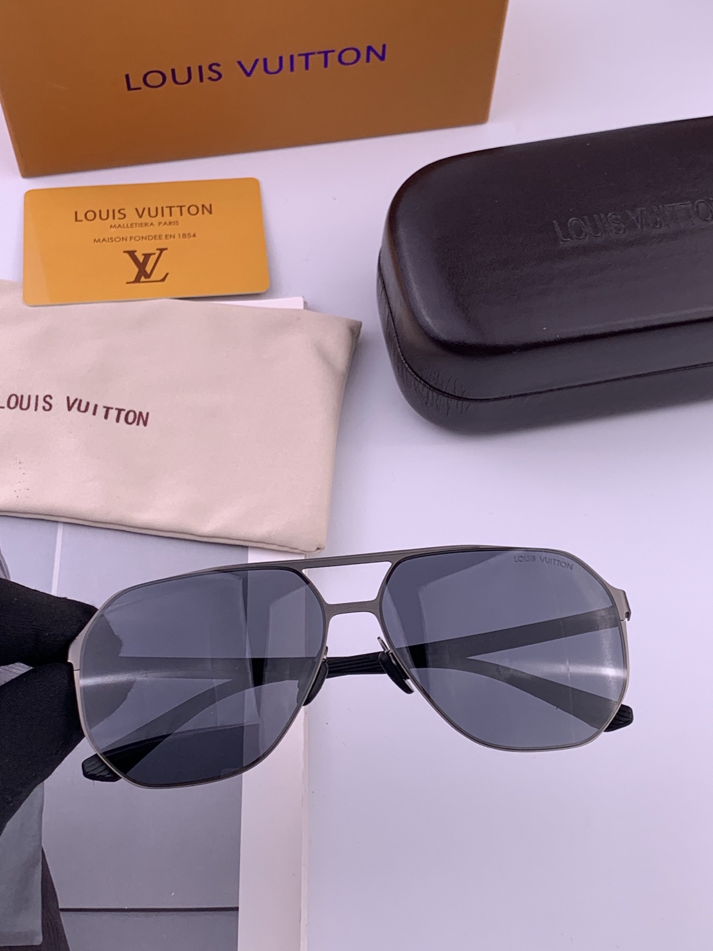 LV 男款炫彩飞行员偏光太阳镜 ❤️材质：高清尼龙加厚卡槽高清偏光镜片 🌹无边框镜架💕颜👍型号：L622