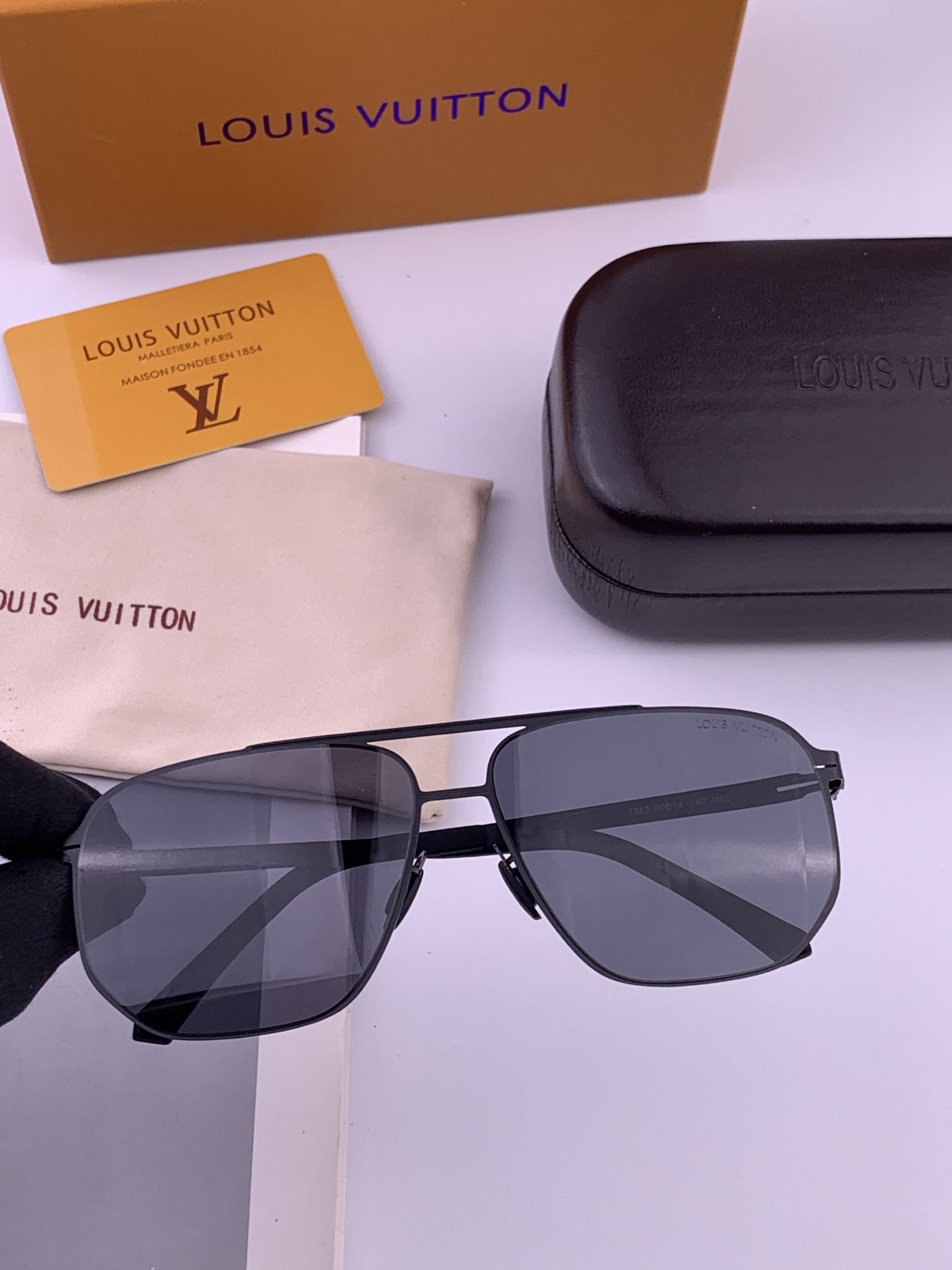 ♦️LV 新款男女情侣款太阳镜多边形墨镜iP电镀永不褪色 超轻超有弹性整幅眼镜无螺丝重要的是压不坏 高清