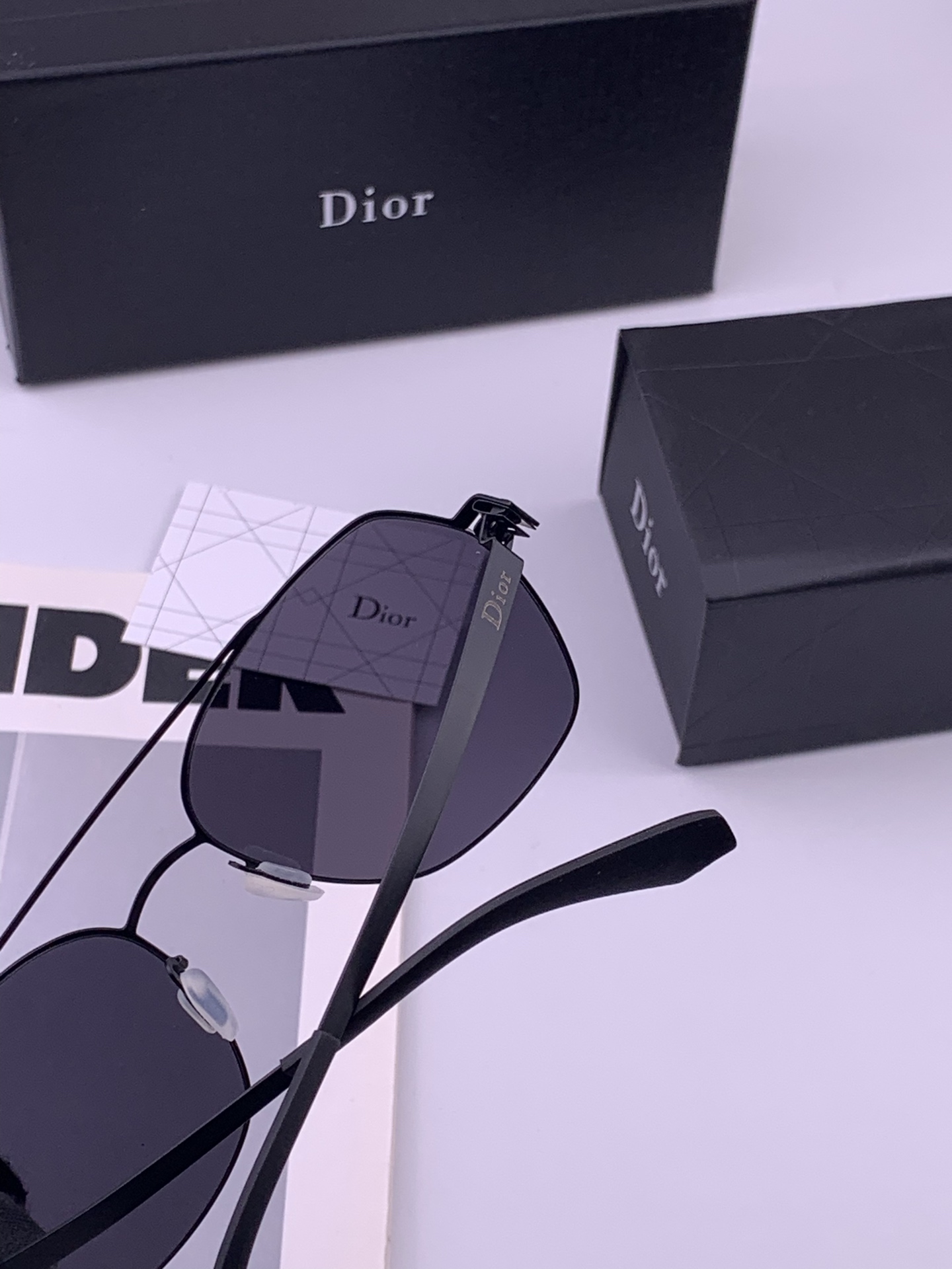 DIOR-迪奥  新款超轻无螺丝压不坏系列情侣款太阳镜高清尼龙镜片 商务旅行版 绅士高清太阳眼镜 （舒适