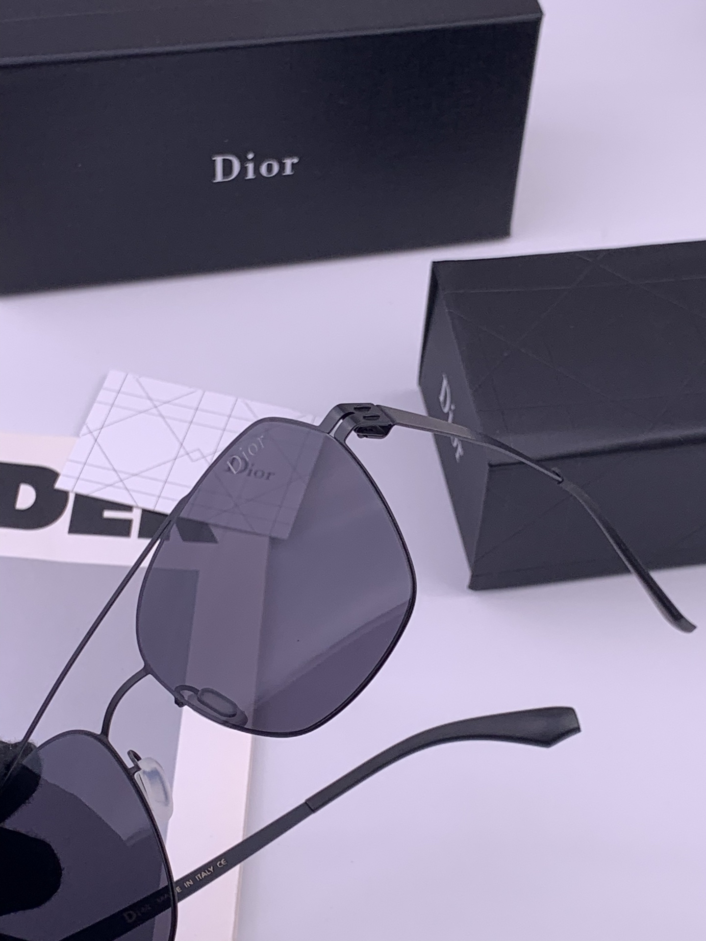 DIOR-迪奥  新款超轻无螺丝压不坏系列情侣款太阳镜高清尼龙镜片 商务旅行版 绅士高清太阳眼镜 （舒适