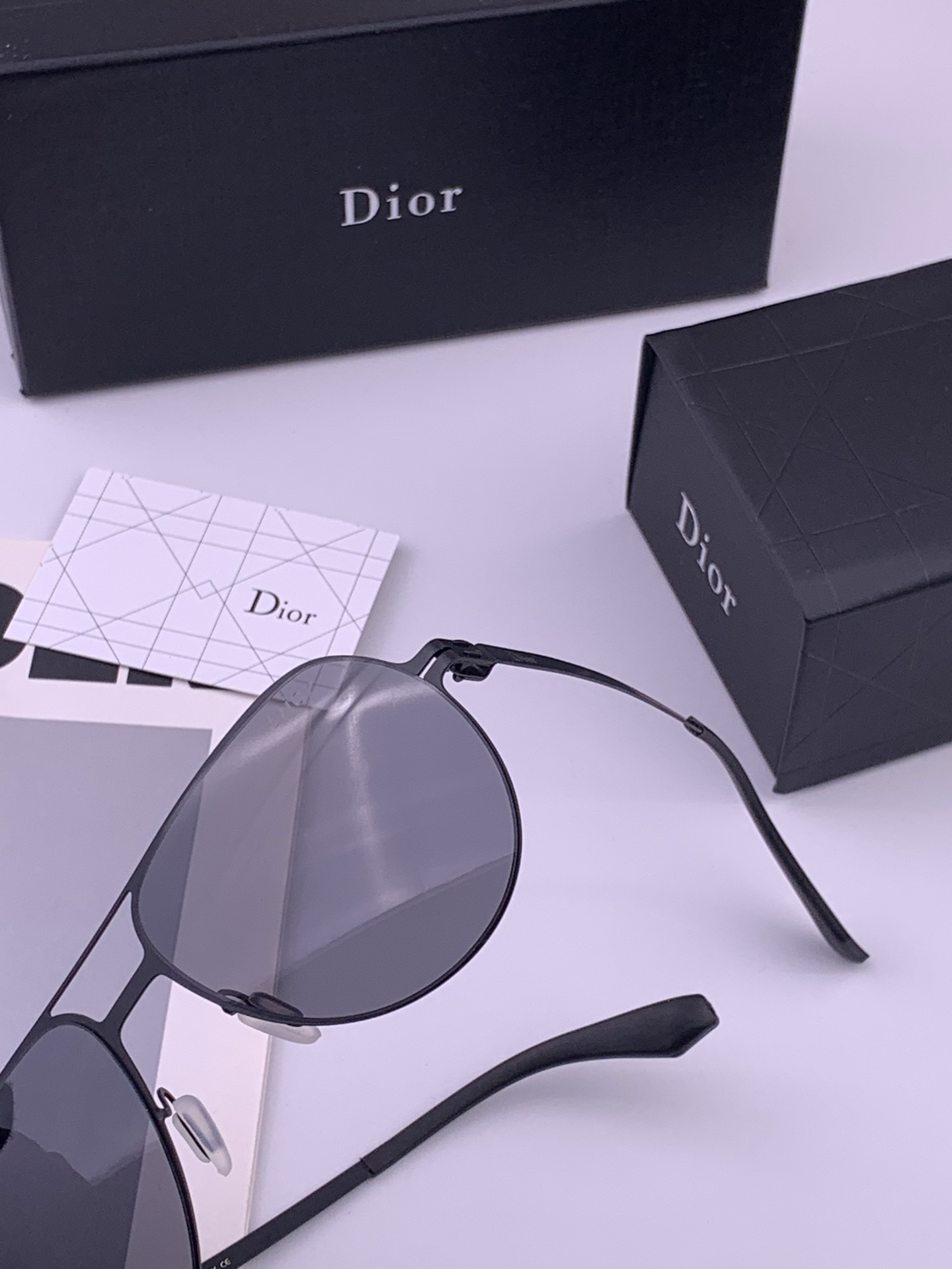 DIOR-迪奥  新款超轻无螺丝压不坏系列情侣款太阳镜高清尼龙镜片 商务旅行版 绅士高清太阳眼镜 （舒适