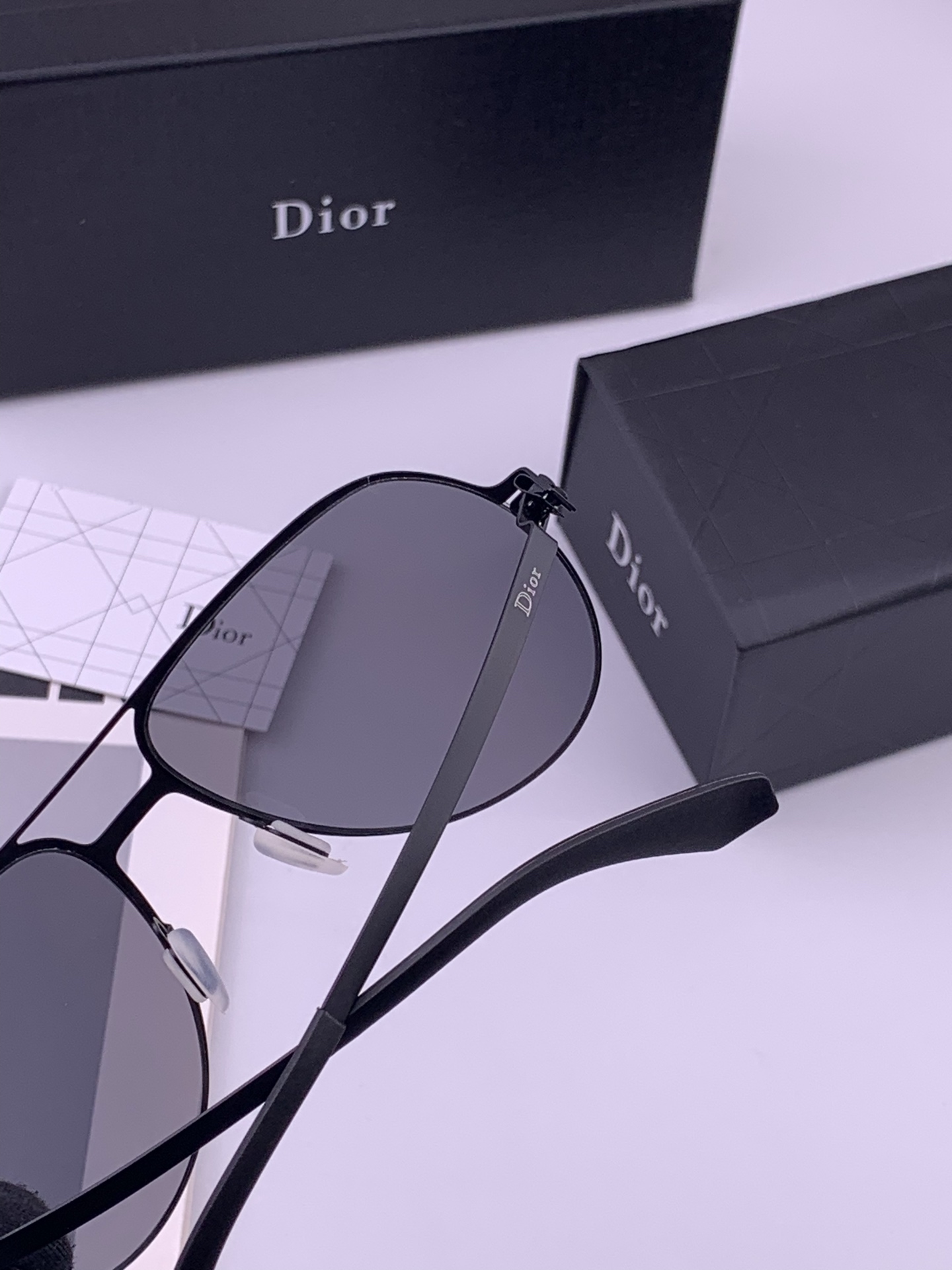 DIOR-迪奥  新款超轻无螺丝压不坏系列情侣款太阳镜高清尼龙镜片 商务旅行版 绅士高清太阳眼镜 （舒适