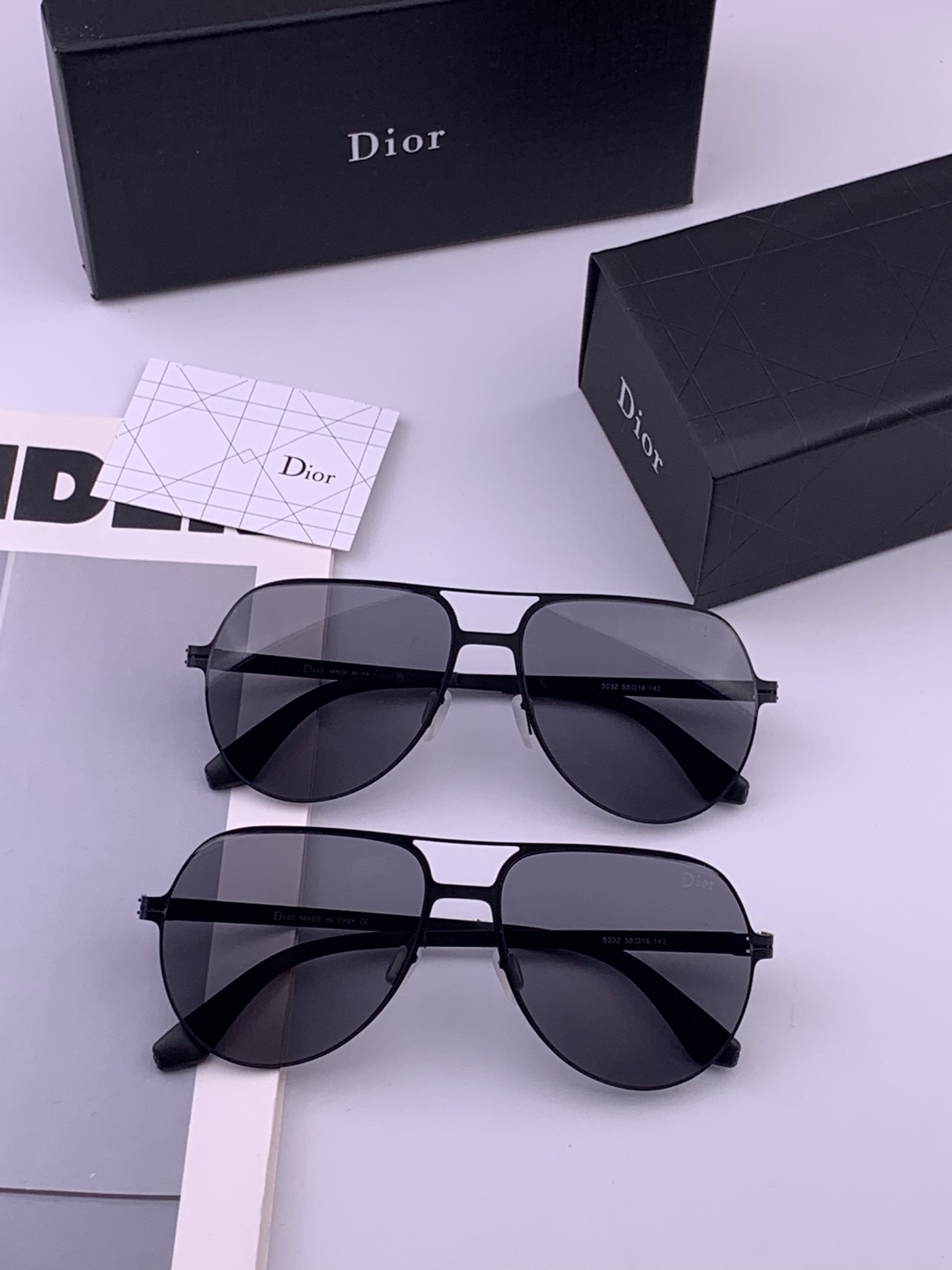 DIOR-迪奥  新款超轻无螺丝压不坏系列情侣款太阳镜高清尼龙镜片 商务旅行版 绅士高清太阳眼镜 （舒适