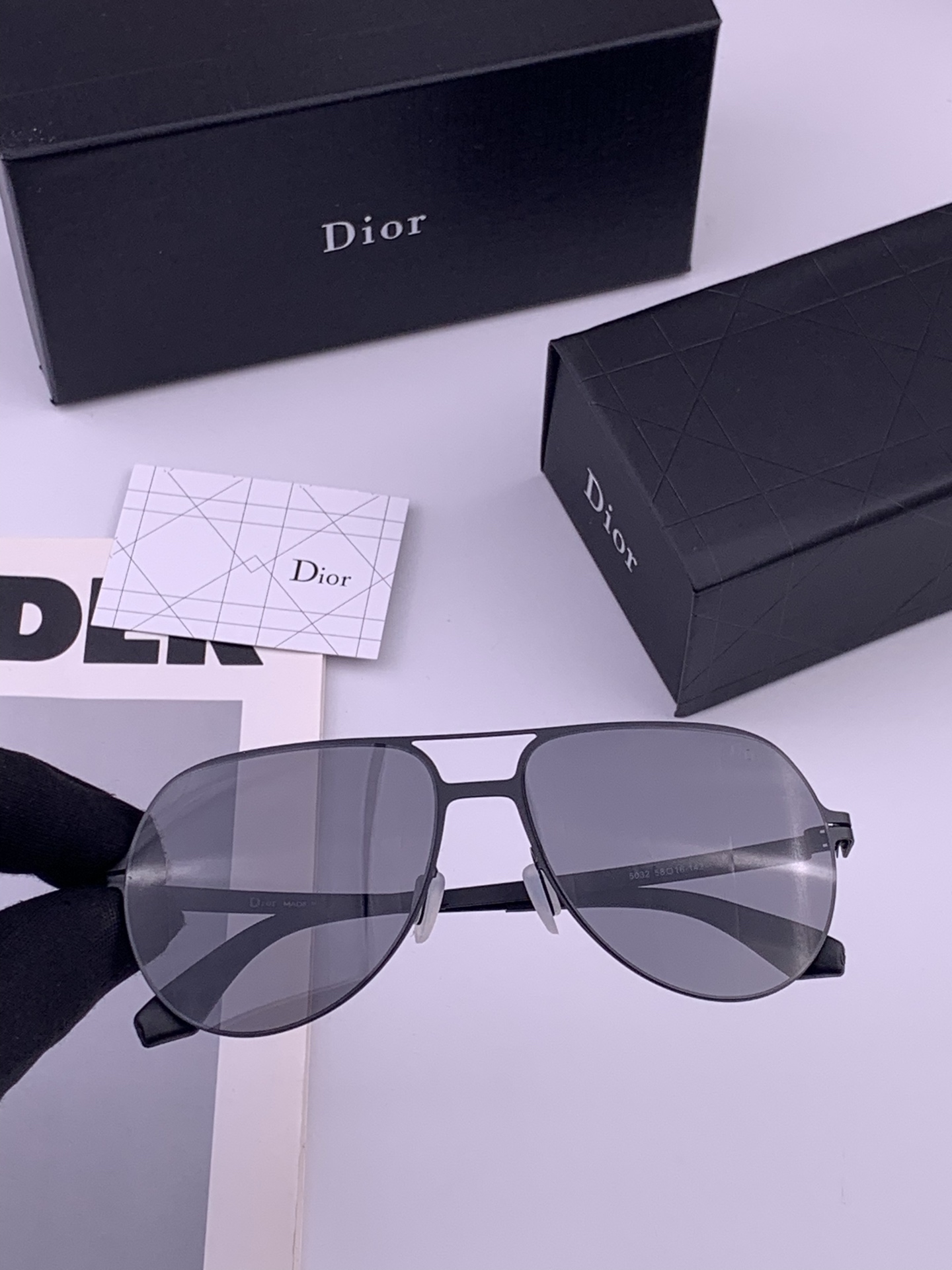 DIOR-迪奥  新款超轻无螺丝压不坏系列情侣款太阳镜高清尼龙镜片 商务旅行版 绅士高清太阳眼镜 （舒适