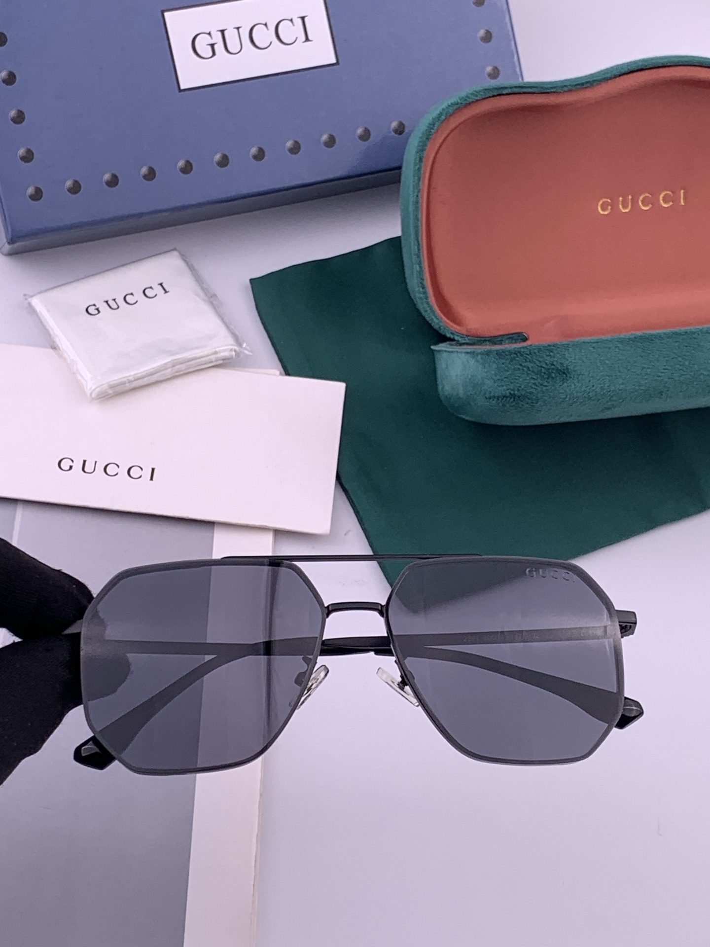 Gucci 男款炫彩飞行员偏光太阳镜 ❤️材质：高清尼龙加厚卡槽高清偏光镜片 🌹无边框镜架💕颜👍型号：G