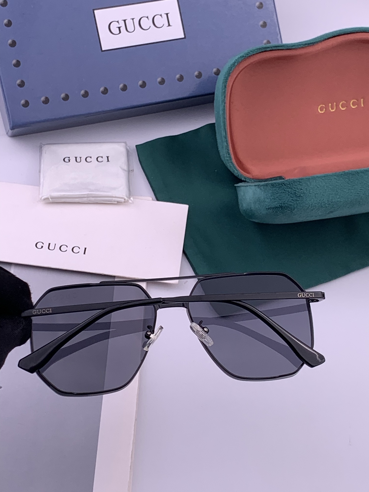Gucci 男款炫彩飞行员偏光太阳镜 ❤️材质：高清尼龙加厚卡槽高清偏光镜片 🌹无边框镜架💕颜👍型号：G