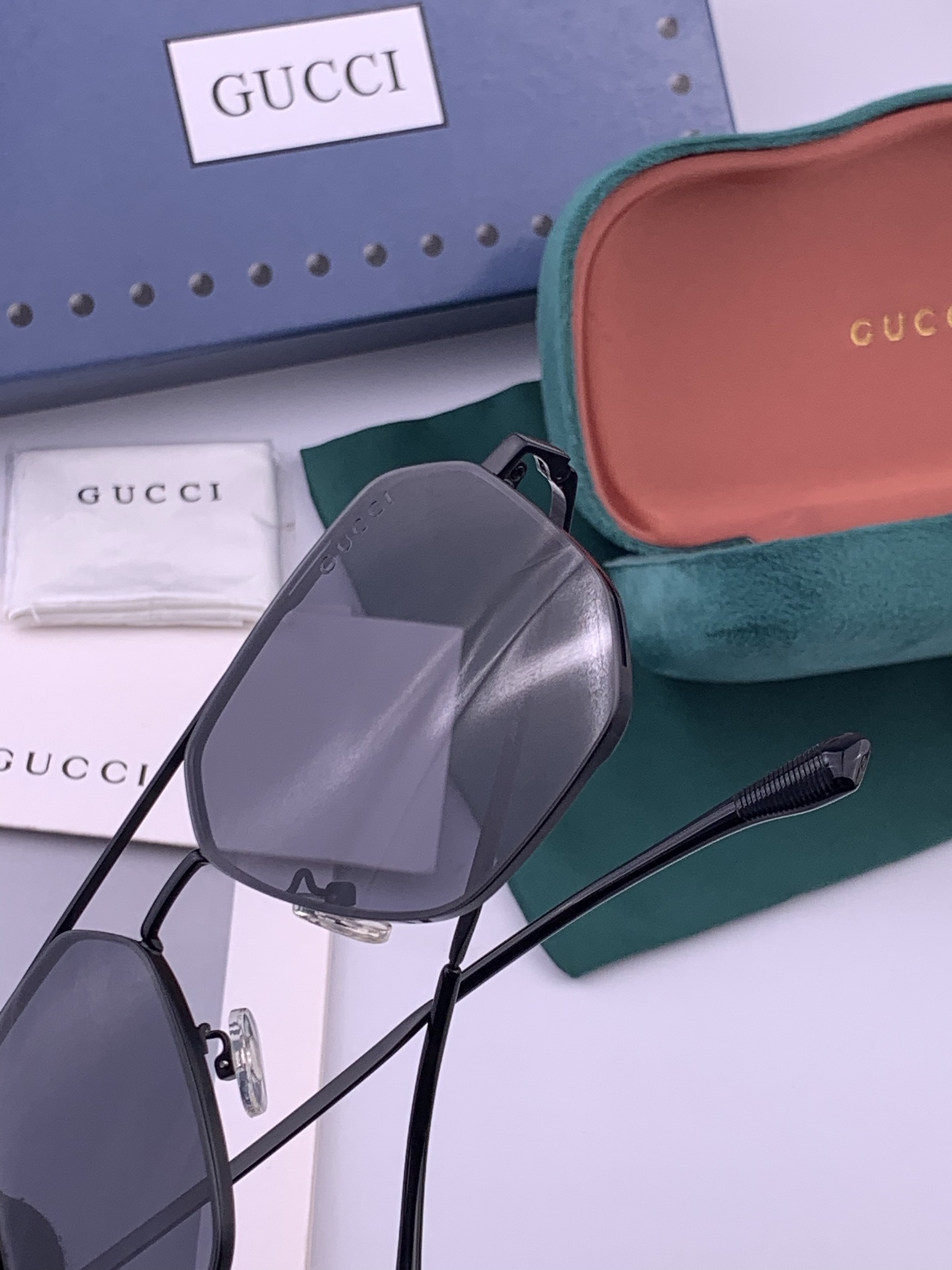 Gucci 男款炫彩飞行员偏光太阳镜 ❤️材质：高清尼龙加厚卡槽高清偏光镜片 🌹无边框镜架💕颜👍型号：G