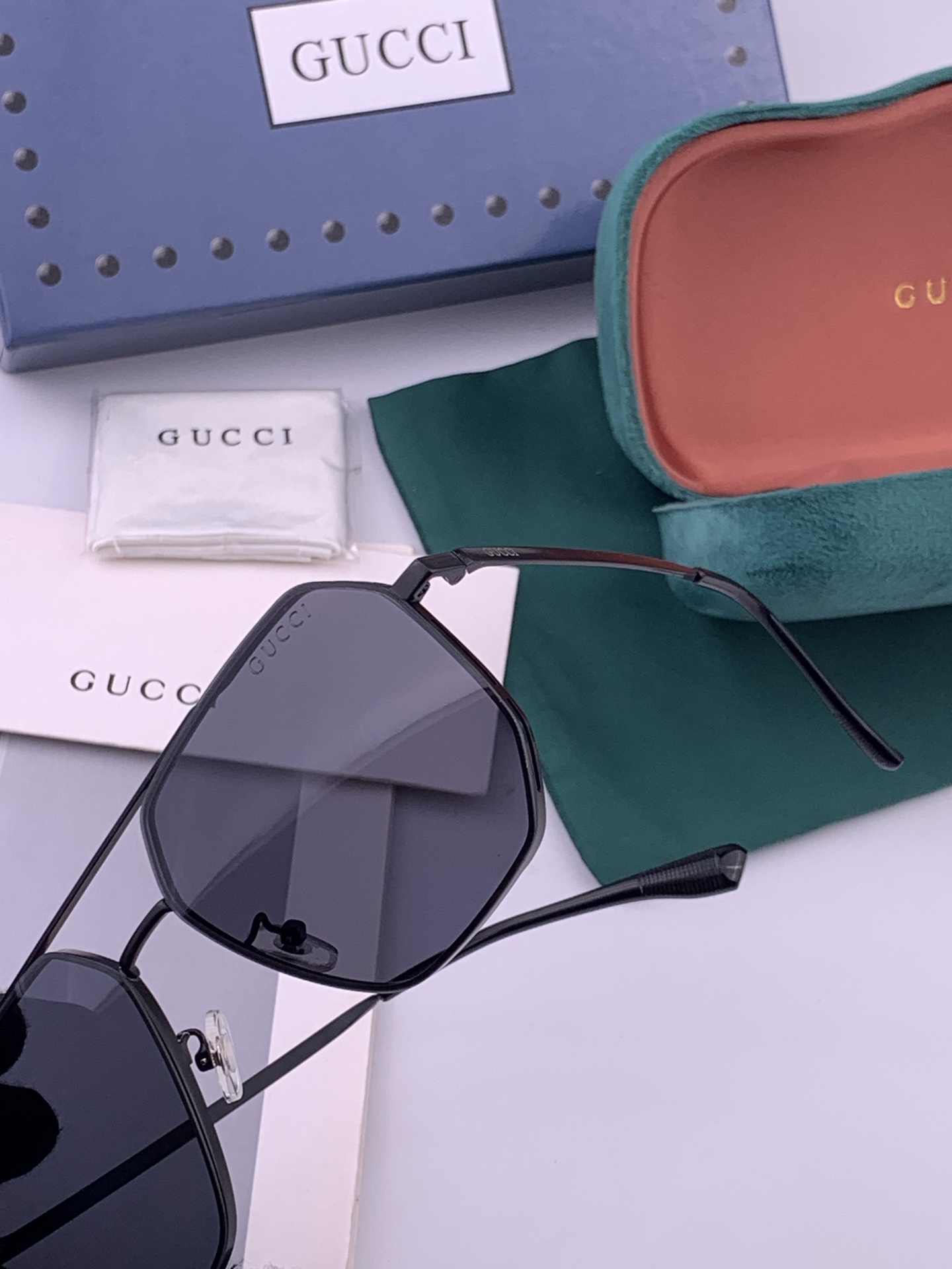Gucci 男款炫彩飞行员偏光太阳镜 ❤️材质：高清尼龙加厚卡槽高清偏光镜片 🌹无边框镜架💕颜👍型号：G