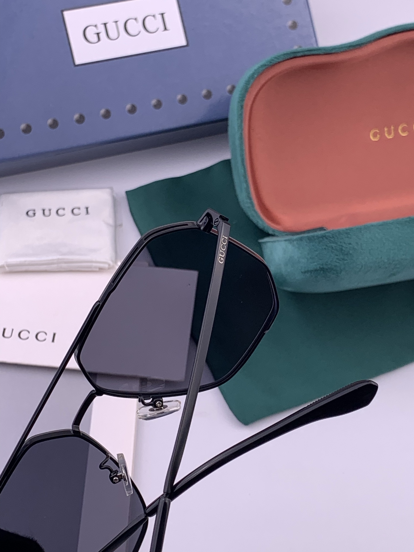 Gucci 男款炫彩飞行员偏光太阳镜 ❤️材质：高清尼龙加厚卡槽高清偏光镜片 🌹无边框镜架💕颜👍型号：G