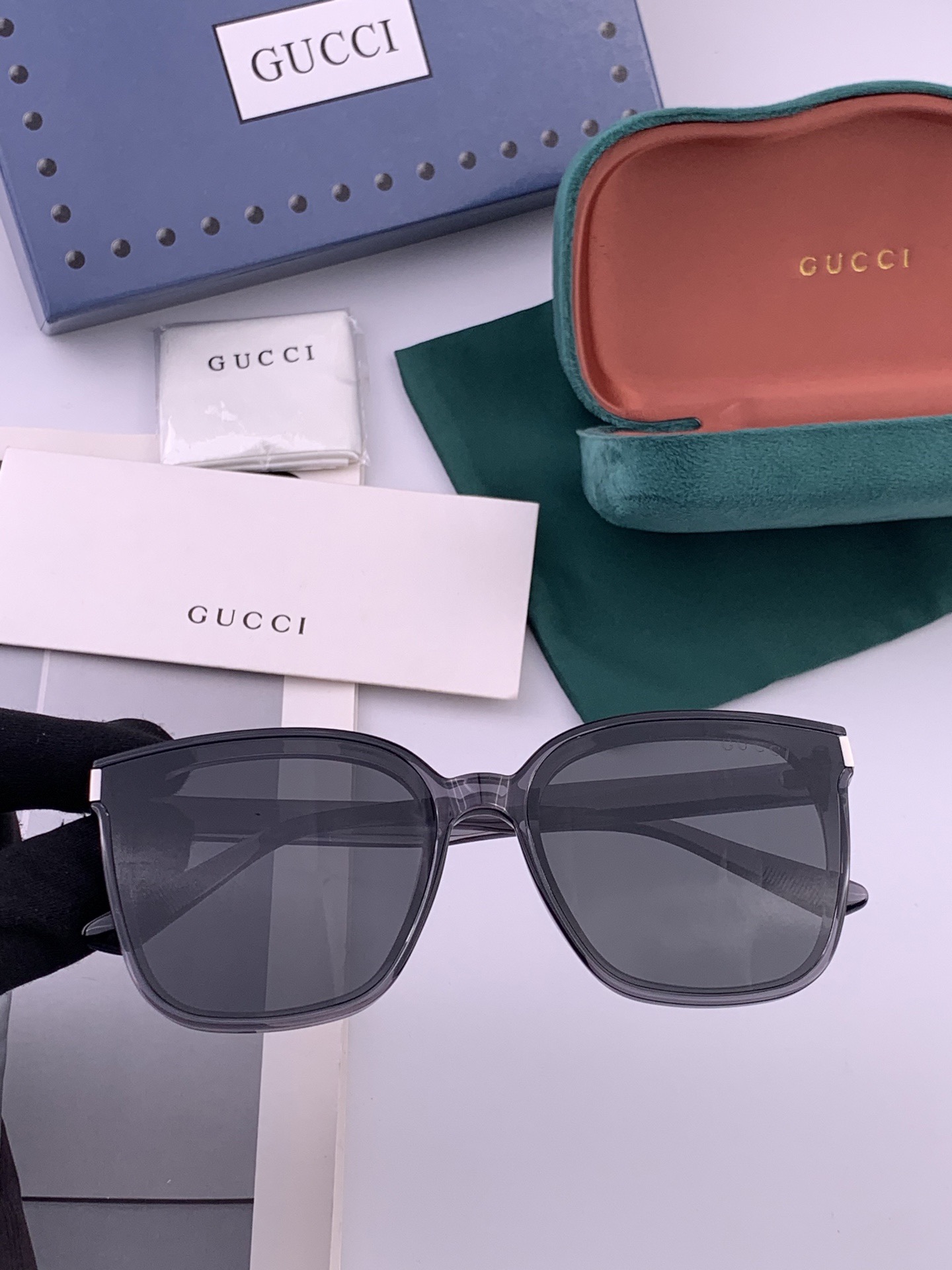 GUCCI  新款尼龙偏光太眼镜，情侣款时尚方框太阳镜佩戴舒适网红潮流款墨镜，大气女人范儿，大脸小脸都好