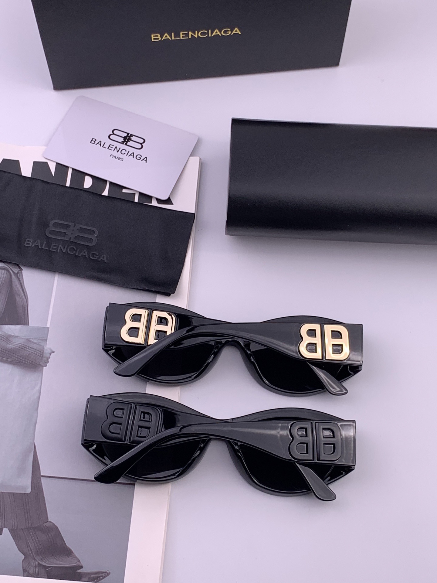 小红书超火🔥的一款高清偏光太阳镜BALENCIAGA巴黎世家春夏新款太阳镜 镜腿金属双B字母logo设计