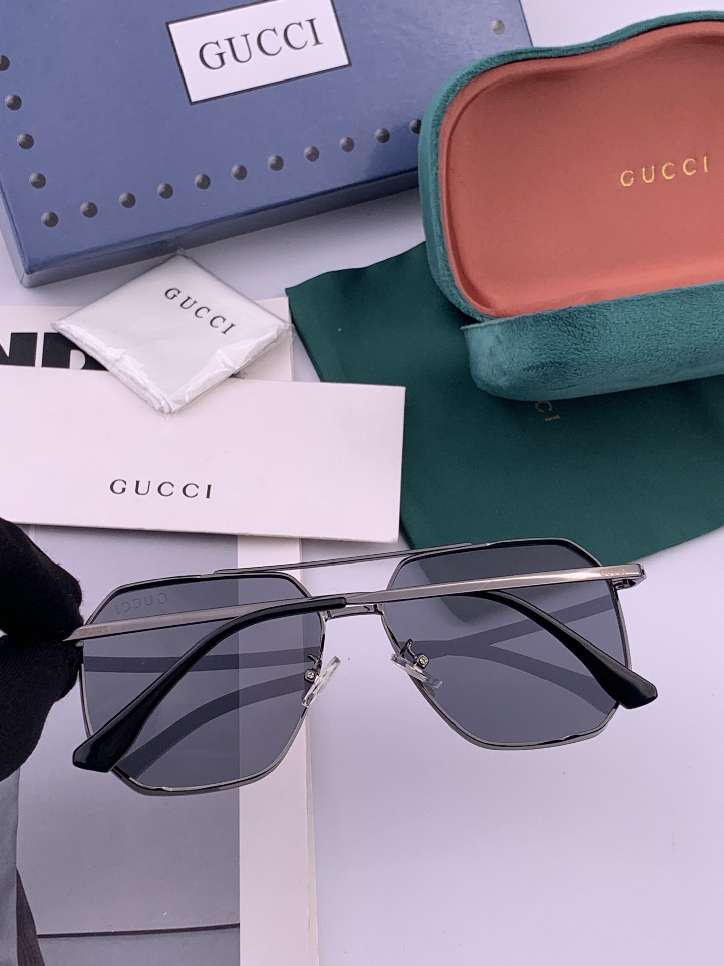 Gucci 男款炫彩飞行员偏光太阳镜 ❤️材质：高清尼龙加厚卡槽高清偏光镜片 🌹无边框镜架💕颜👍型号：G