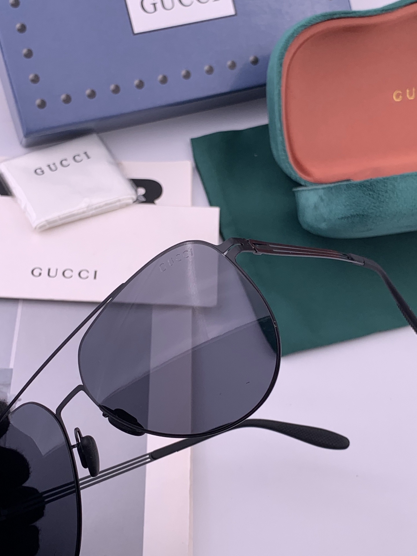 Gucci 春夏新款超轻无螺丝压不坏系列情侣款太阳镜高清尼龙镜片🦅完美品质，适合各种脸型，经典太阳镜亮相