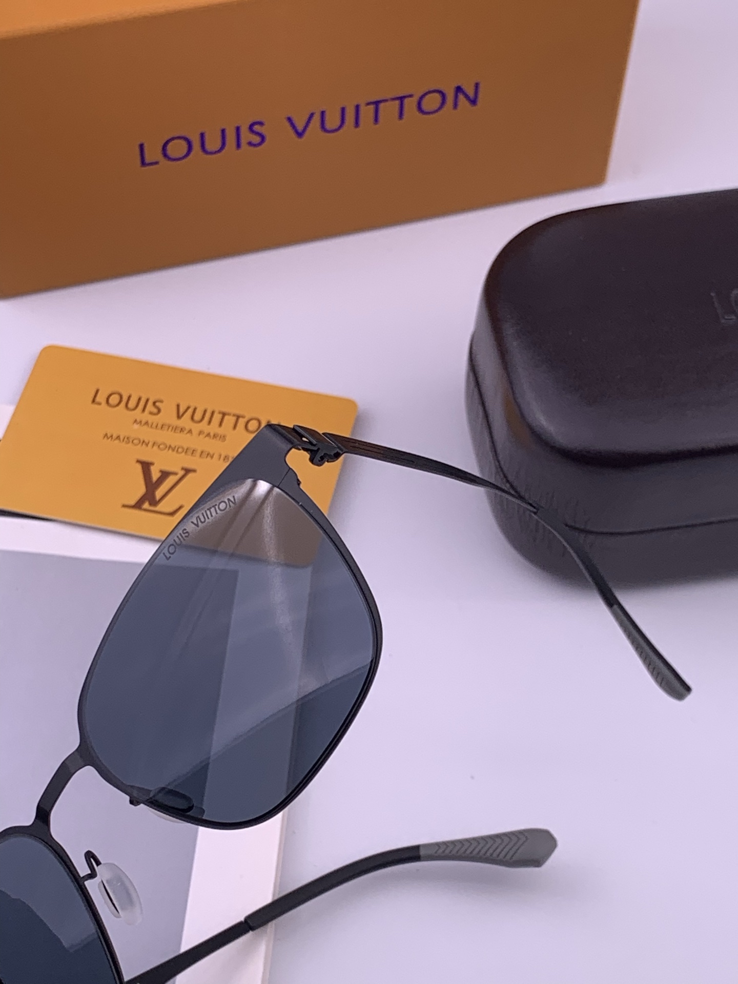 ♦️LV 新款男女情侣款太阳镜多边形墨镜iP电镀永不褪色 超轻超有弹性整幅眼镜无螺丝重要的是压不坏 高清