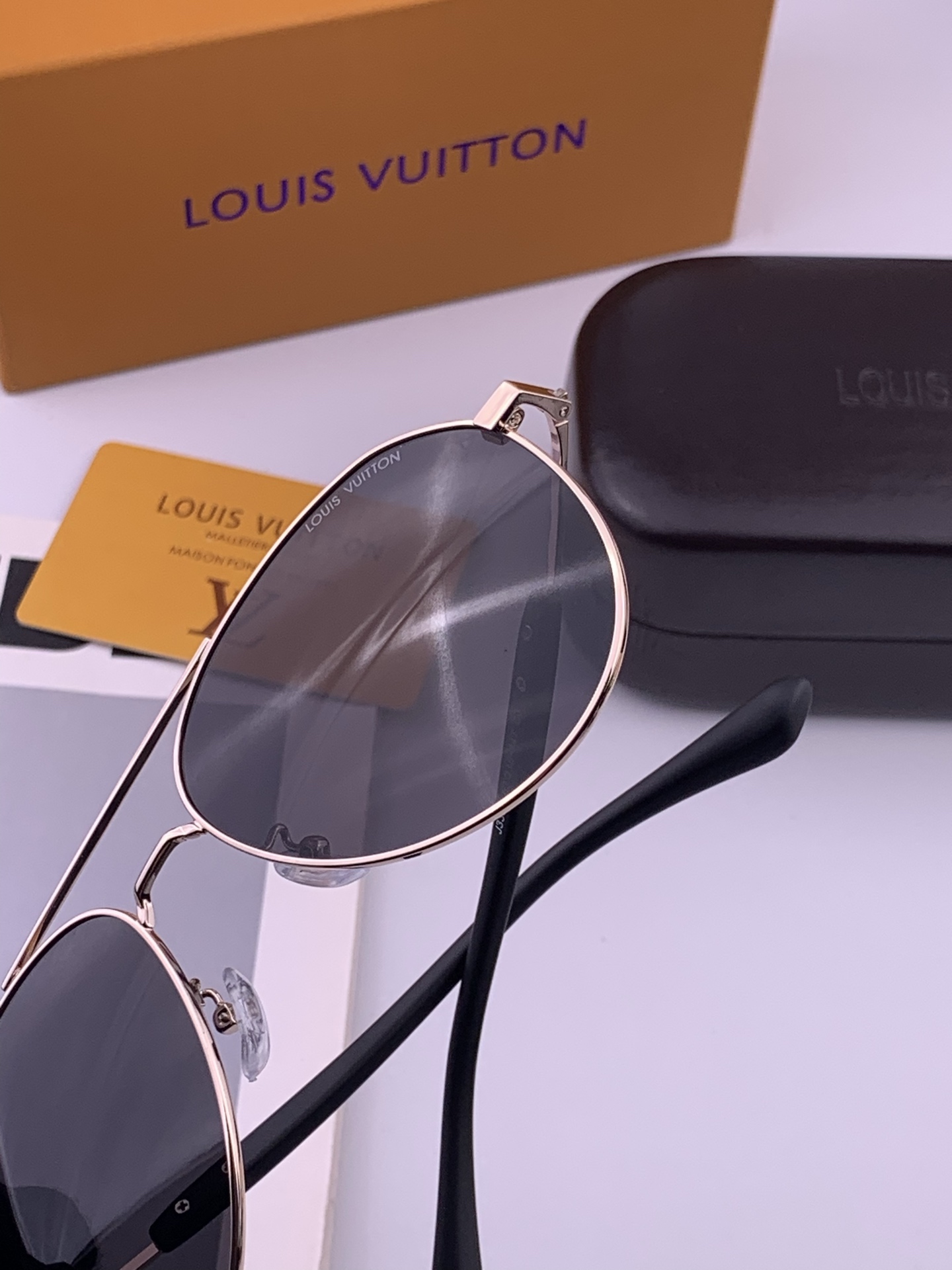 LV 🔥  高品质男女款墨镜   👍 进口宝丽来偏光镜片  🔥蛤蟆镜 开车钓鱼都可 🔥百搭显瘦墨镜韩版男
