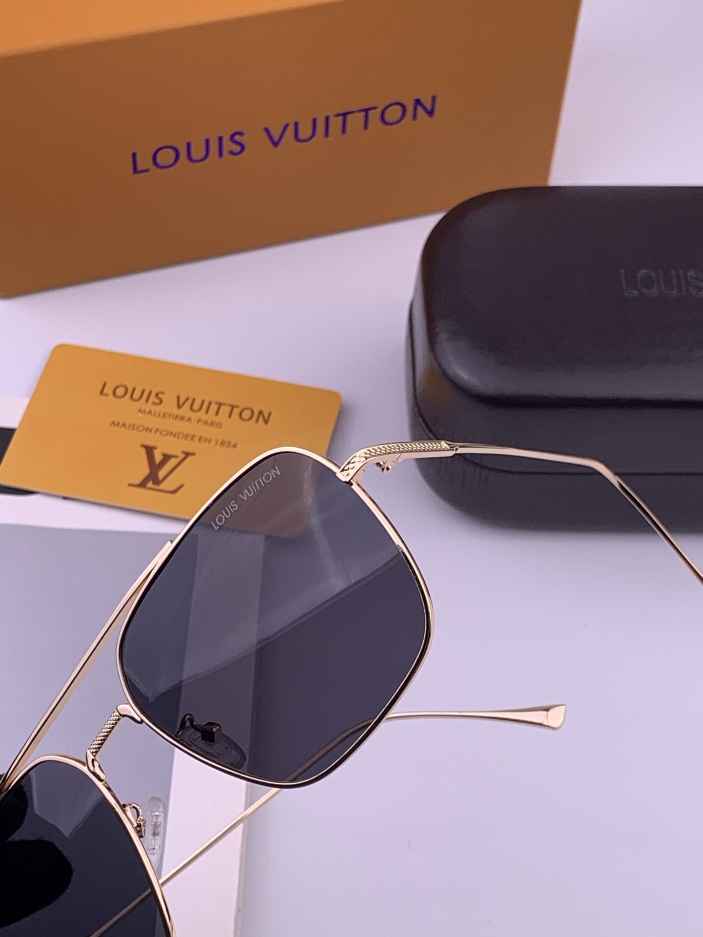 Lv 🔥  高品质男女款墨镜   👍 进口宝丽来偏光镜片  🔥蛤蟆镜 开车钓鱼都可 🔥百搭显瘦墨镜韩版男