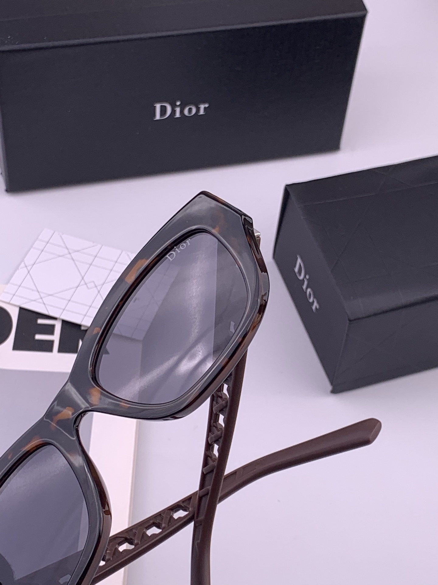 🔺 【DIOR-迪奥】开春新款 潮流爆款 时尚方框偏光太阳镜 高品质 佩戴舒适 网红潮款墨镜 型号：D7
