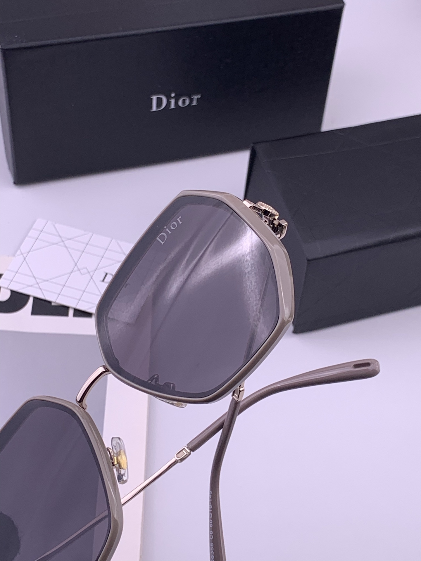 【DIOR】新款潮流爆款 时尚方框太阳镜 佩戴舒适 网红潮款墨镜  女士高清加厚偏光太阳镜🕶️ 🎉高品质