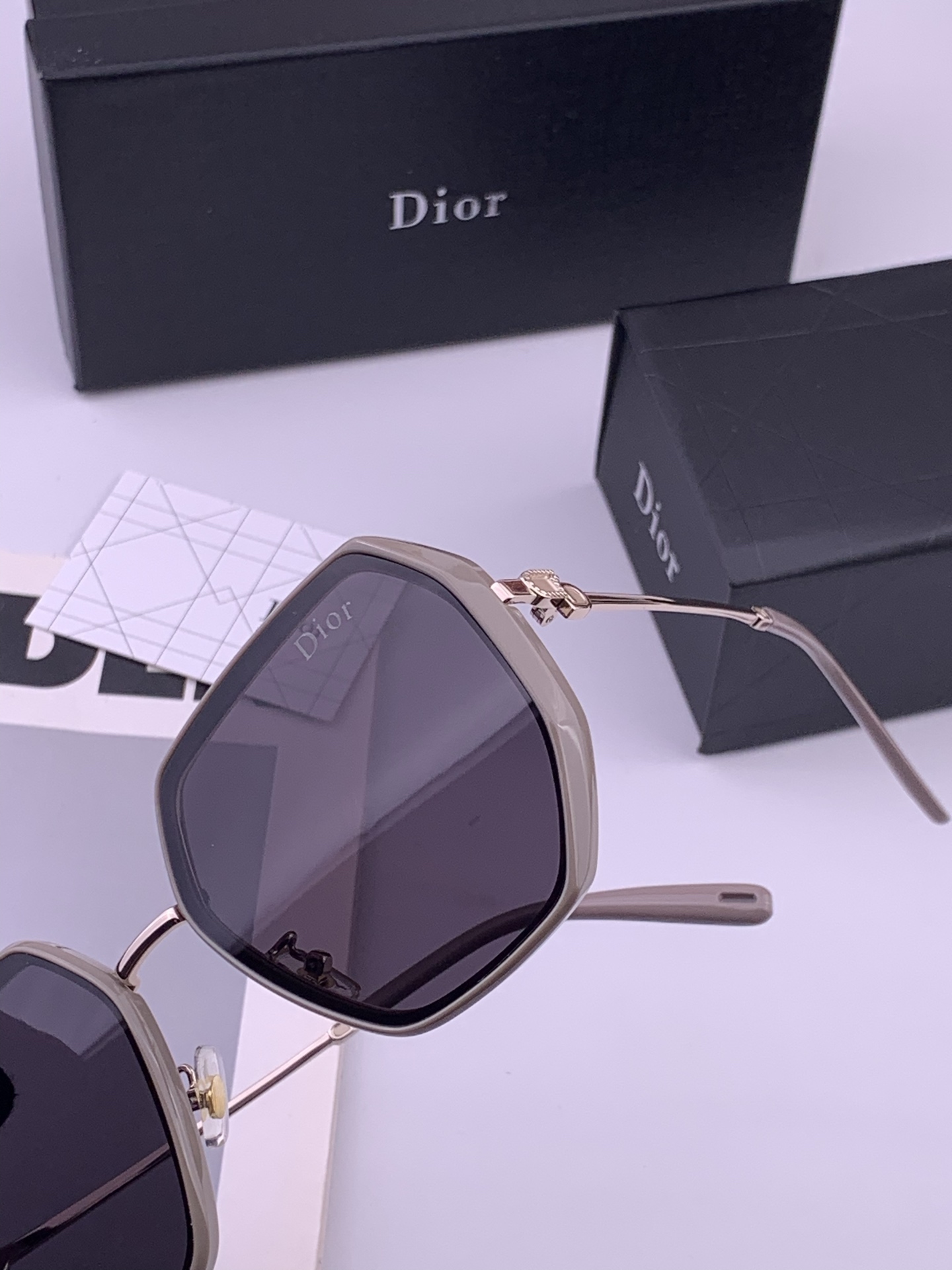 【DIOR】新款潮流爆款 时尚方框太阳镜 佩戴舒适 网红潮款墨镜  女士高清加厚偏光太阳镜🕶️ 🎉高品质