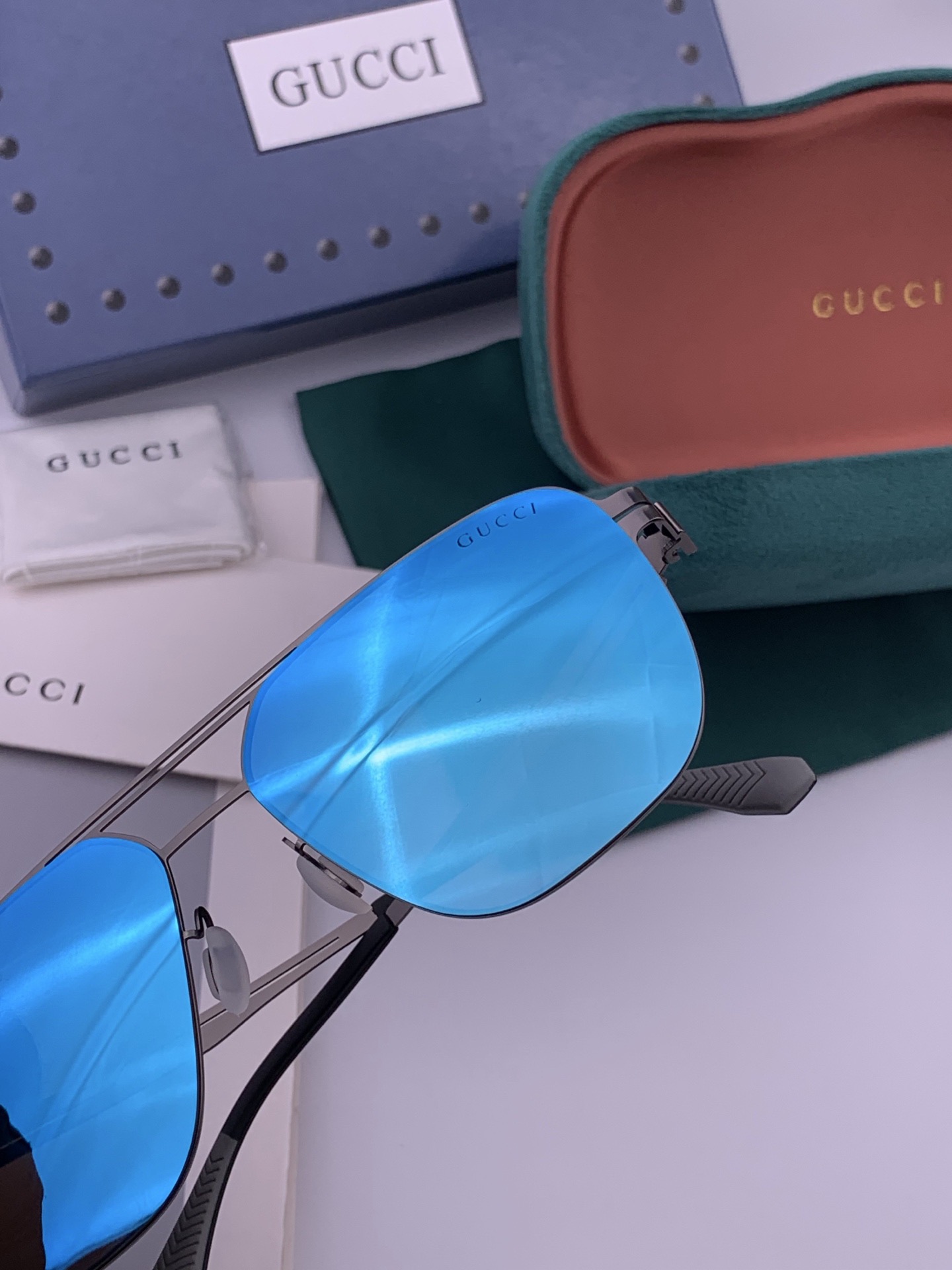 GUCCI 男款炫彩飞行员偏光太阳镜 ❤️材质：高清尼龙加厚卡槽高清偏光镜片 🌹无边框镜架💕颜👍型号：G