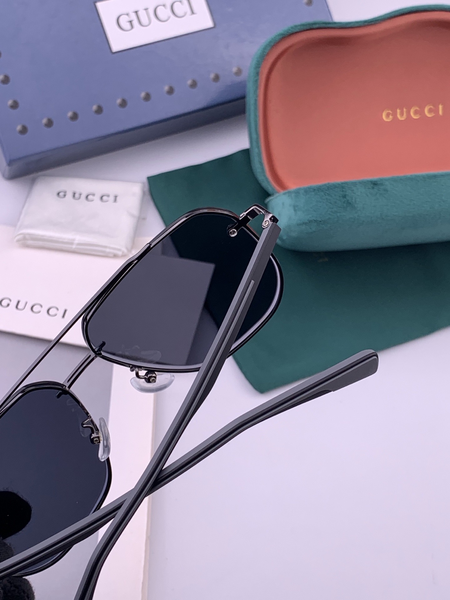 GUCCI 男款炫彩飞行员偏光太阳镜 ❤️材质：高清尼龙加厚卡槽高清偏光镜片 🌹无边框镜架💕颜 型号：G