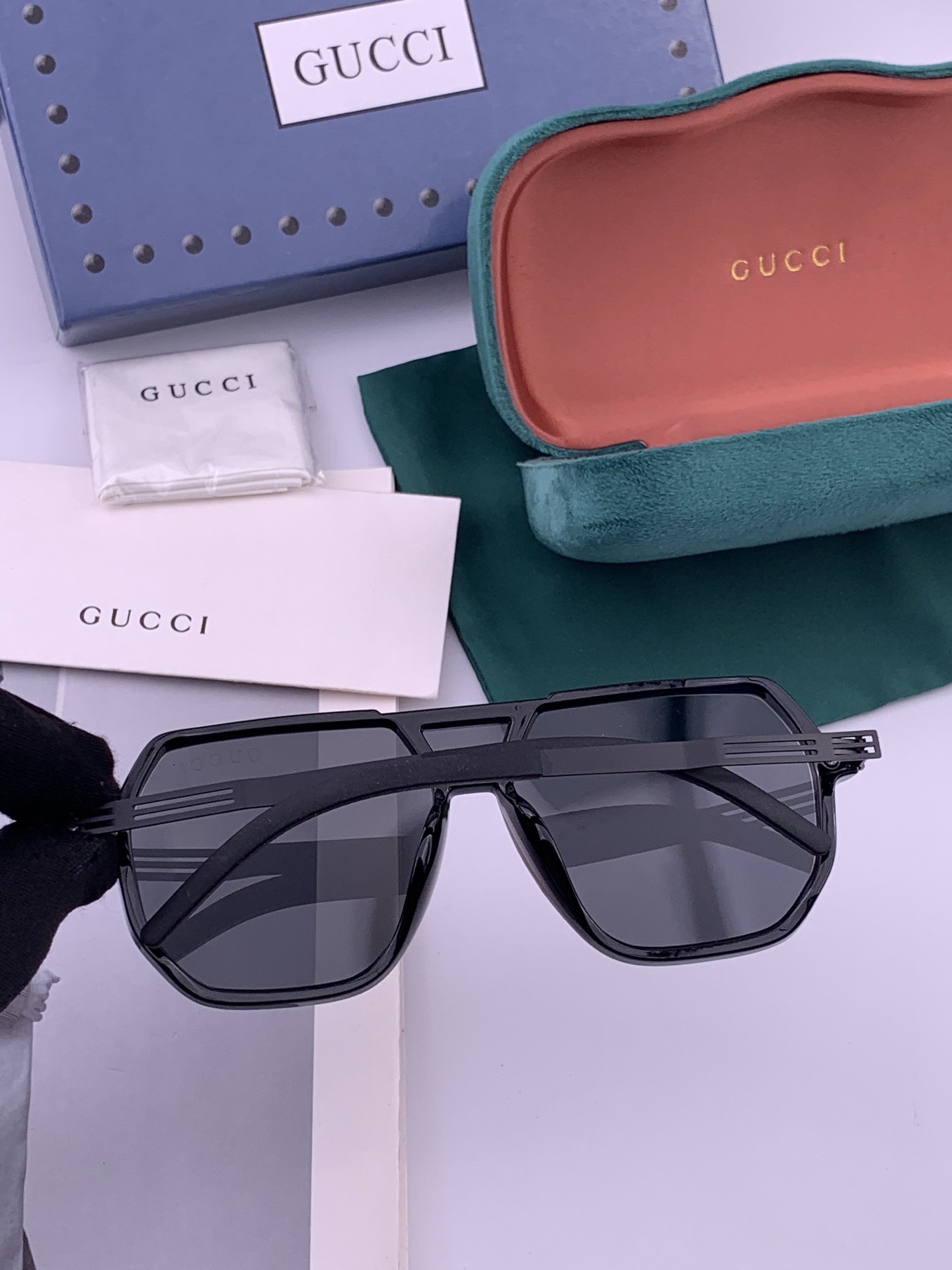 ♦️ GUCCI 新款男女情侣款太阳镜多边形墨镜iP电镀永不褪色 超轻超有弹性整幅眼镜无螺丝重要的是压不
