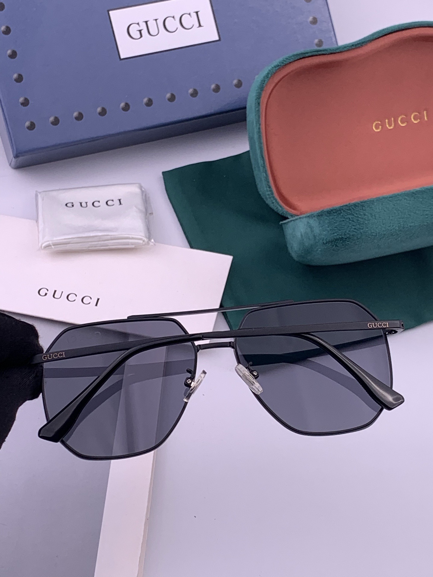 GUCCI 男款炫彩飞行员偏光太阳镜 ❤️材质：高清尼龙加厚卡槽高清偏光镜片 🌹无边框镜架💕颜👍型号：G