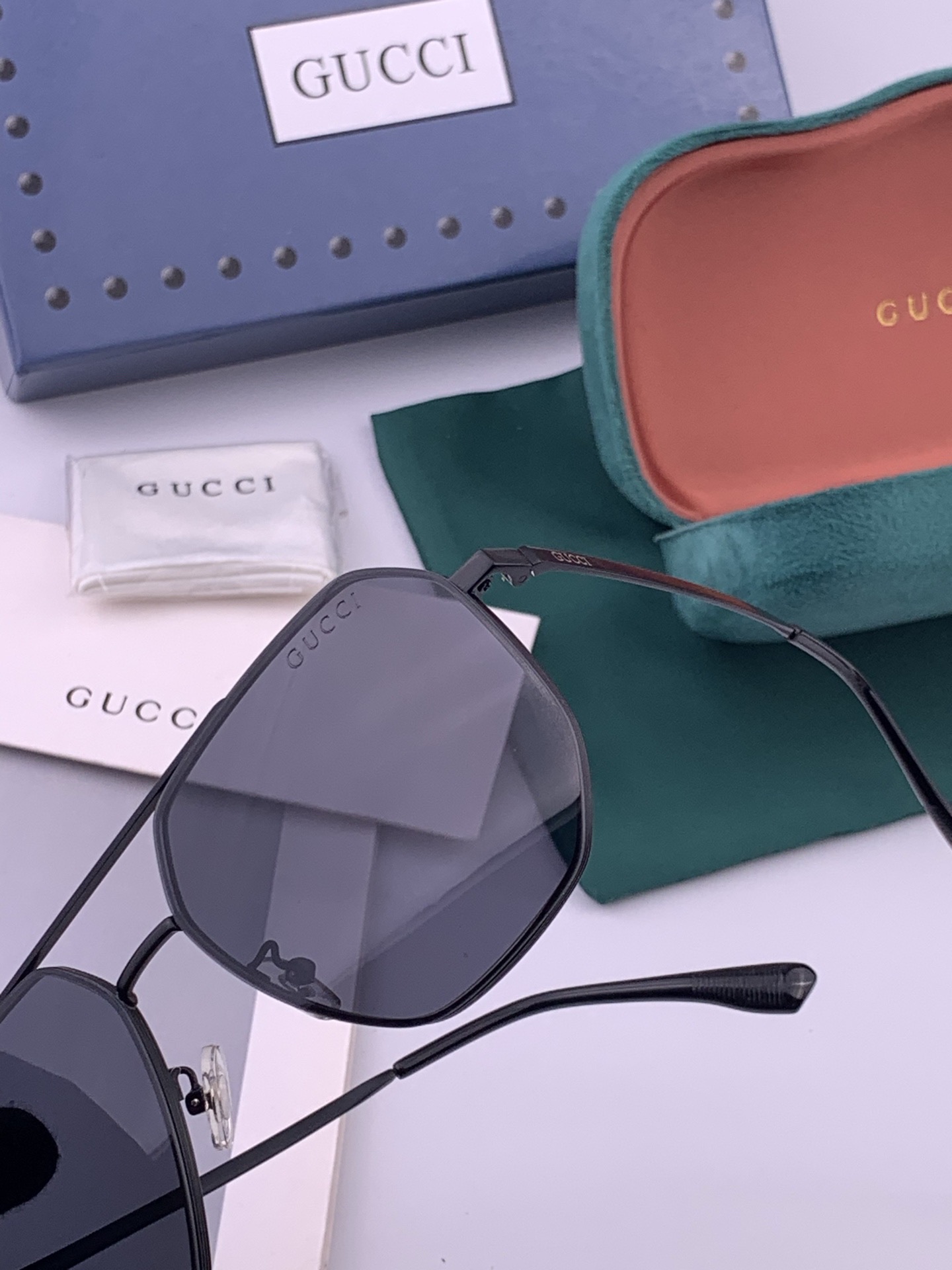 GUCCI 男款炫彩飞行员偏光太阳镜 ❤️材质：高清尼龙加厚卡槽高清偏光镜片 🌹无边框镜架💕颜👍型号：G