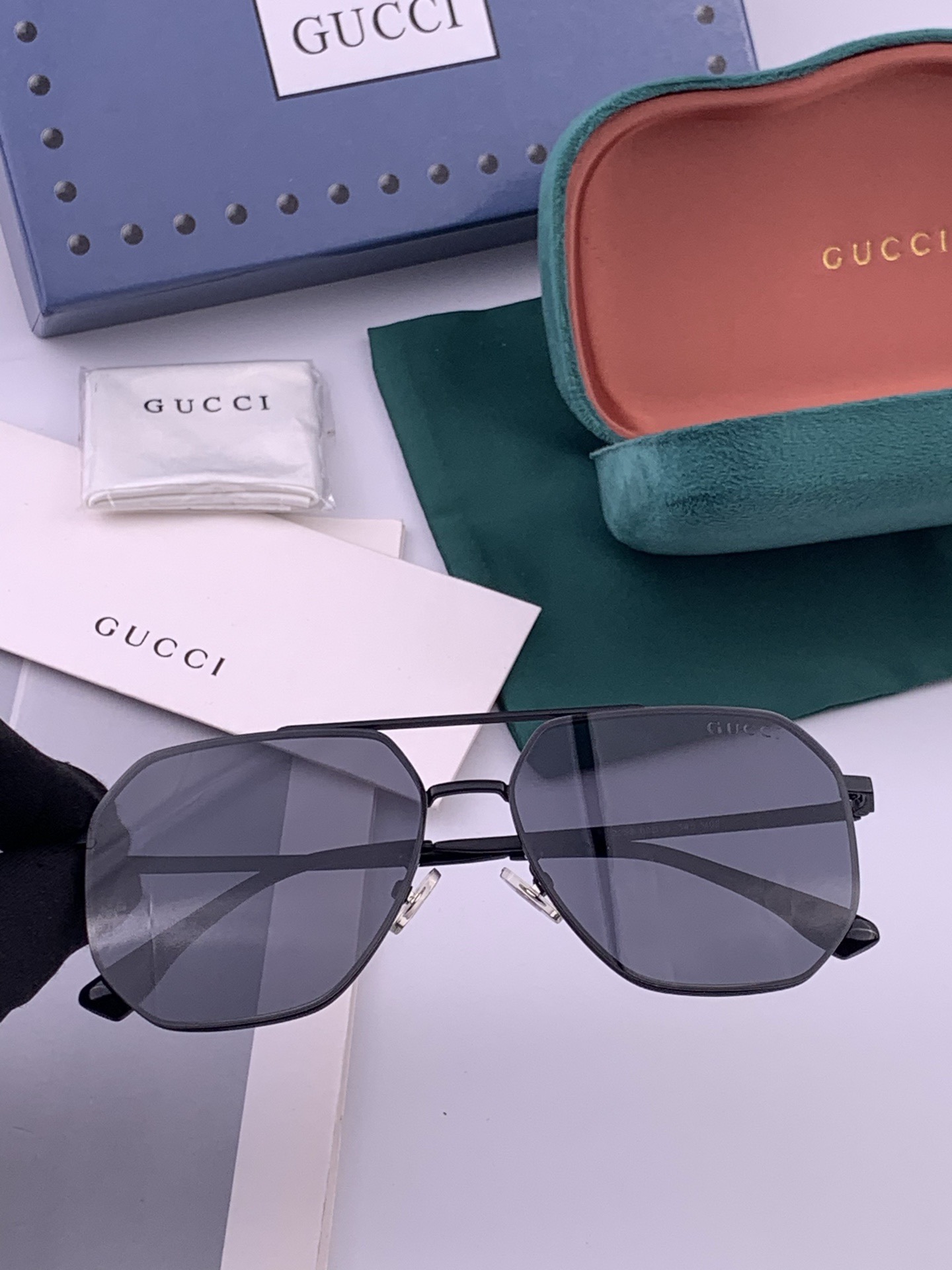 GUCCI 男款炫彩飞行员偏光太阳镜 ❤️材质：高清尼龙加厚卡槽高清偏光镜片 🌹无边框镜架💕颜👍型号：G