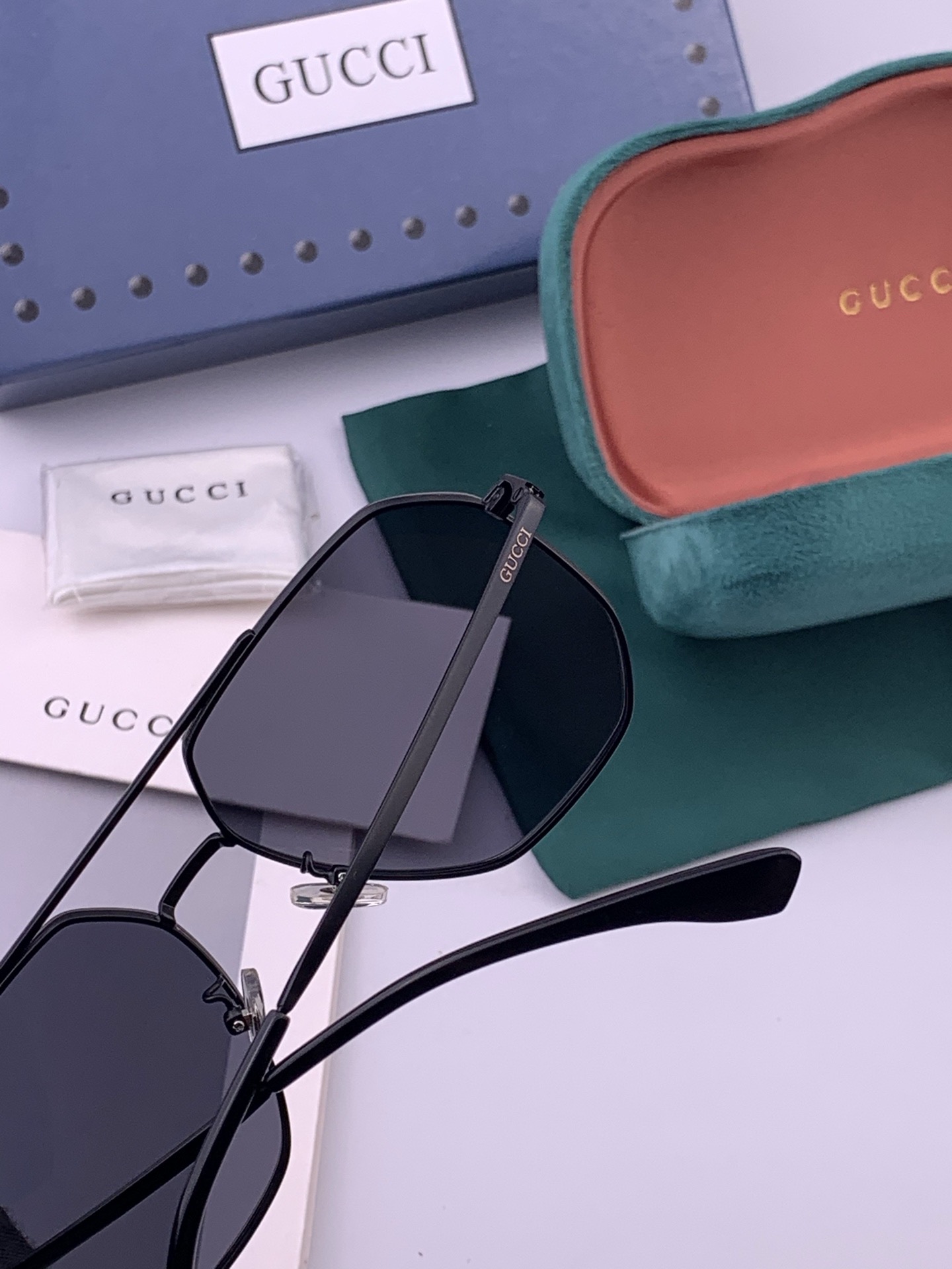 GUCCI 男款炫彩飞行员偏光太阳镜 ❤️材质：高清尼龙加厚卡槽高清偏光镜片 🌹无边框镜架💕颜👍型号：G