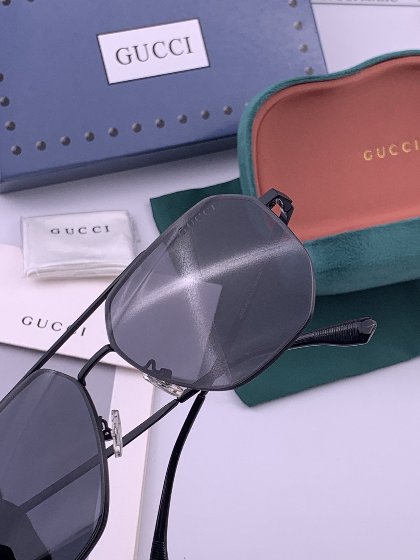 GUCCI 男款炫彩飞行员偏光太阳镜 ❤️材质：高清尼龙加厚卡槽高清偏光镜片 🌹无边框镜架💕颜👍型号：G