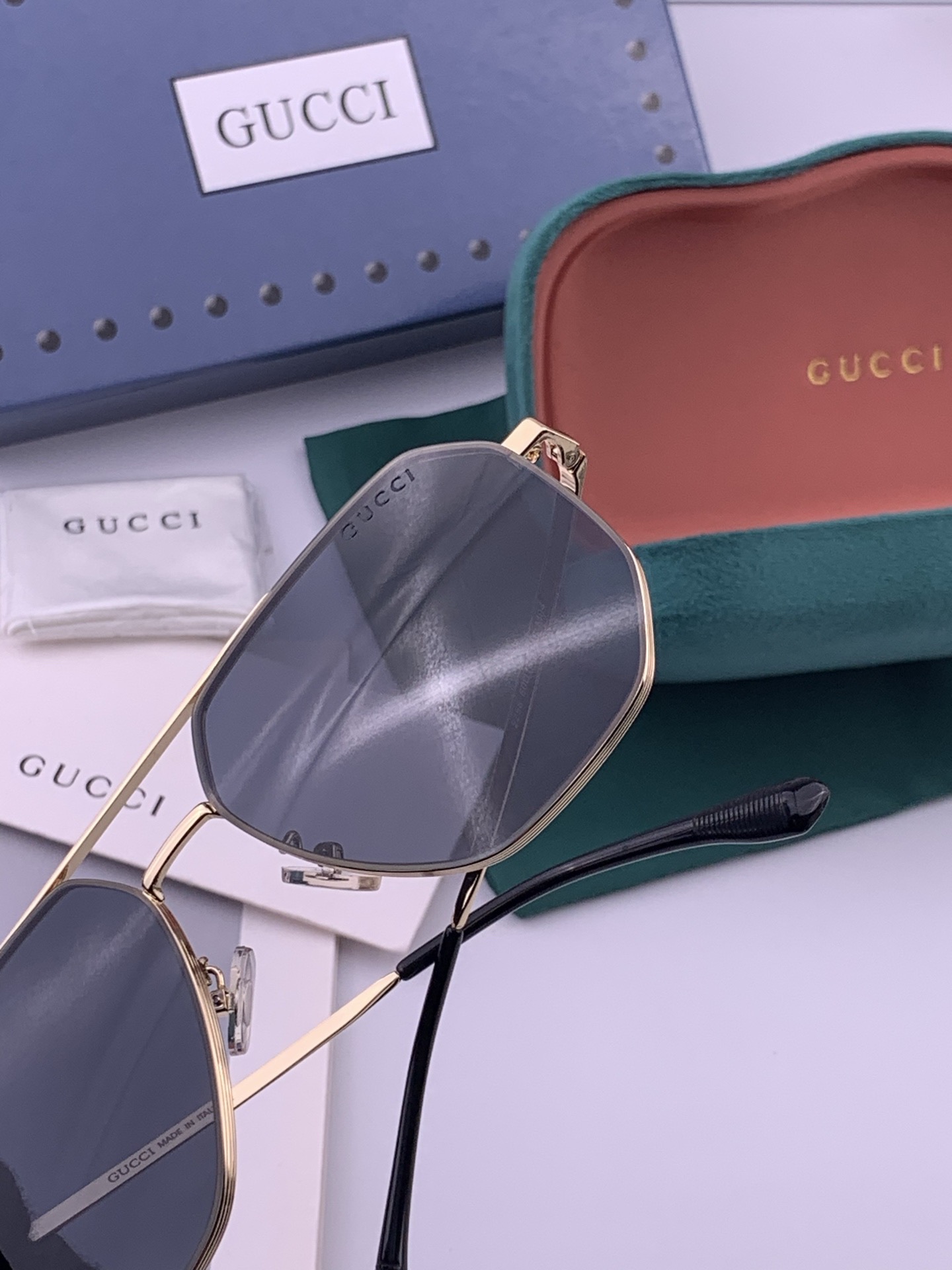 GUCCI 男款炫彩飞行员偏光太阳镜 ❤️材质：高清尼龙加厚卡槽高清偏光镜片 🌹无边框镜架💕颜👍型号：G