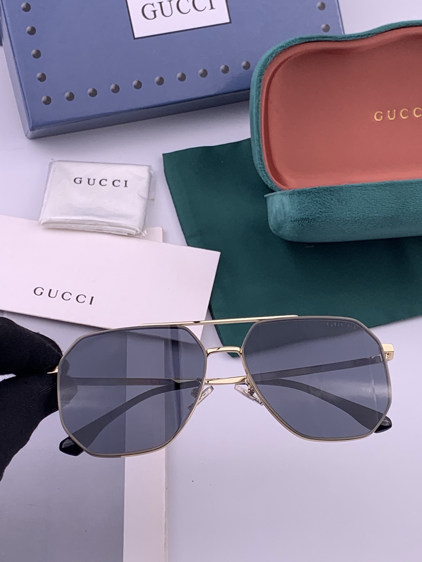 GUCCI 男款炫彩飞行员偏光太阳镜 ❤️材质：高清尼龙加厚卡槽高清偏光镜片 🌹无边框镜架💕颜👍型号：G