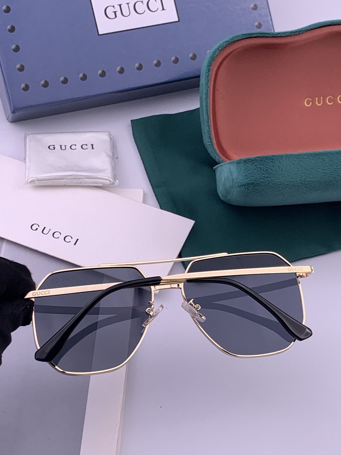 GUCCI 男款炫彩飞行员偏光太阳镜 ❤️材质：高清尼龙加厚卡槽高清偏光镜片 🌹无边框镜架💕颜👍型号：G