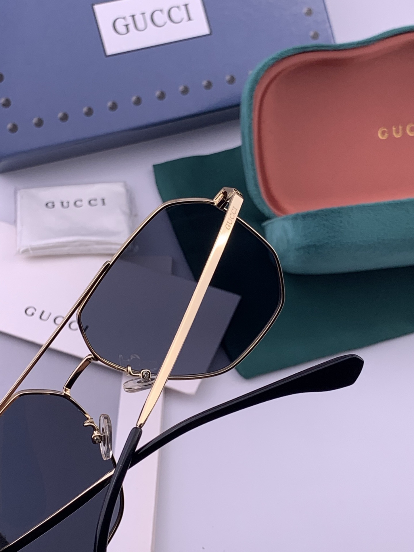 GUCCI 男款炫彩飞行员偏光太阳镜 ❤️材质：高清尼龙加厚卡槽高清偏光镜片 🌹无边框镜架💕颜👍型号：G