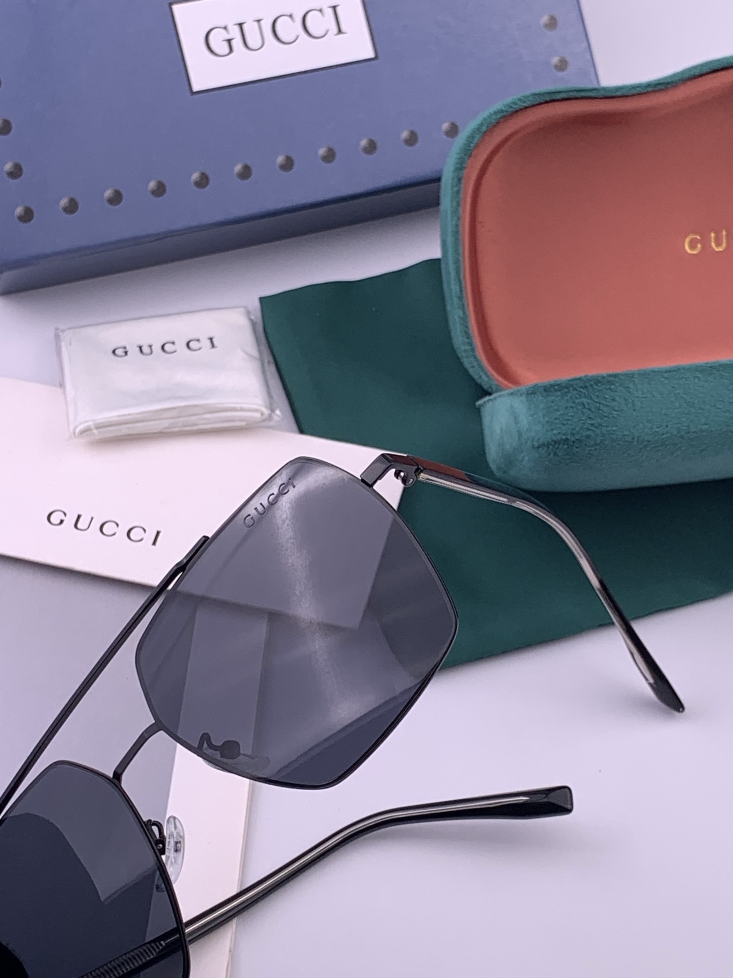 Gucci 男款炫彩飞行员偏光太阳镜 ❤️材质：高清尼龙加厚卡槽高清偏光镜片 🌹无边框镜架💕颜👍型号：G