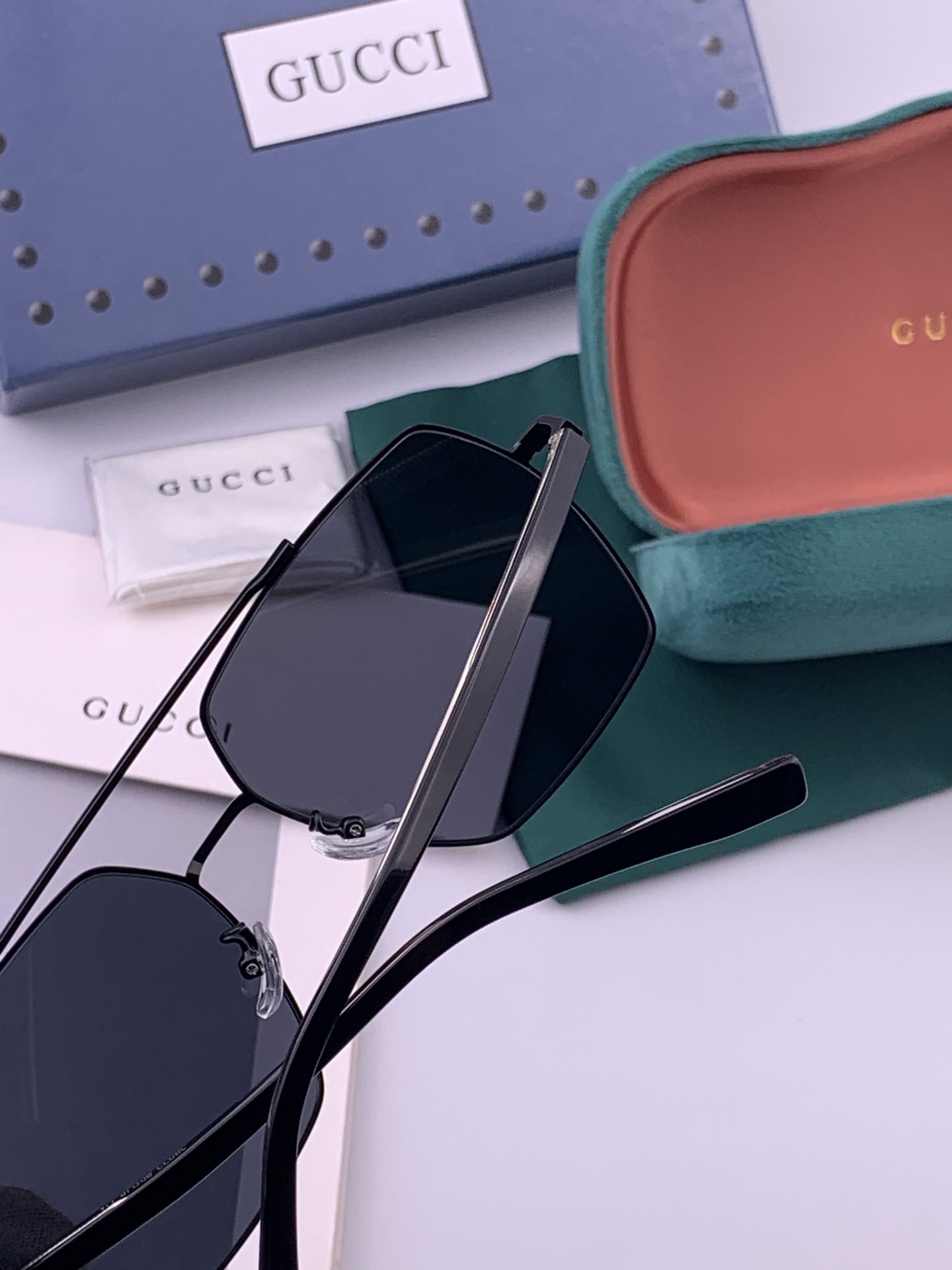 Gucci 男款炫彩飞行员偏光太阳镜 ❤️材质：高清尼龙加厚卡槽高清偏光镜片 🌹无边框镜架💕颜👍型号：G